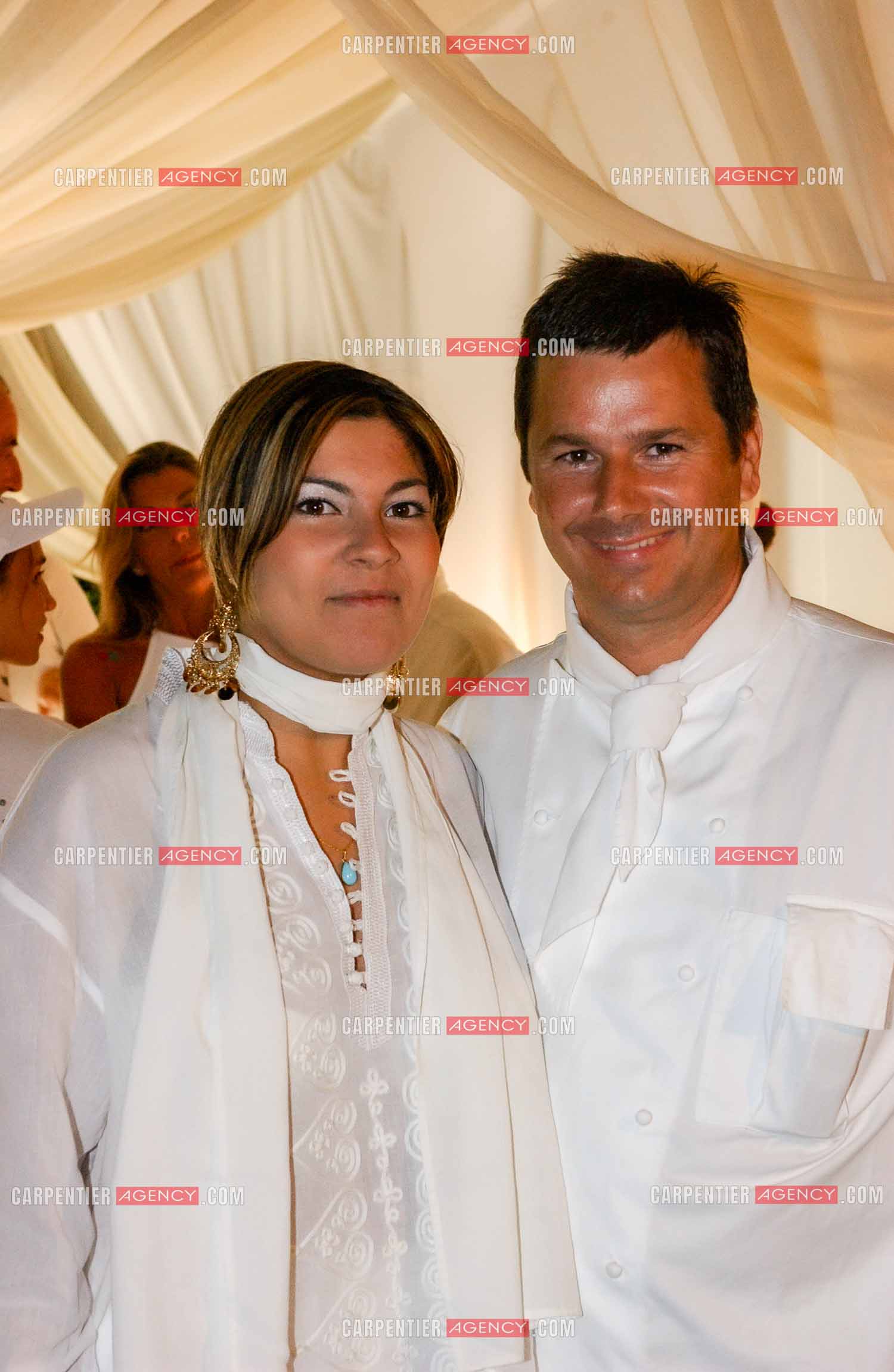 L'ex candidate de Loft Story Kenza Braiga et le restaurateur Christophe Leroy lors de la soirée blanche en 2003.           ( Exclusif )