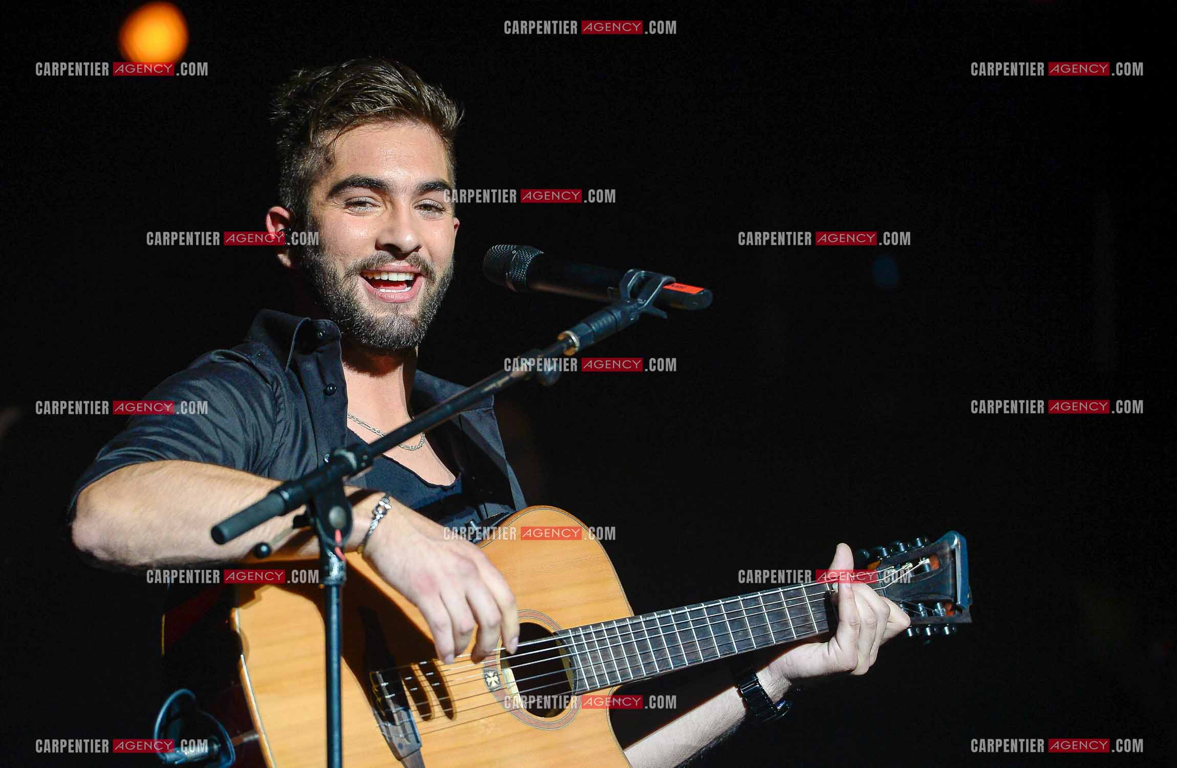 Le chanteur KENDJI GIRAC en concert au Zénith de Amiens.