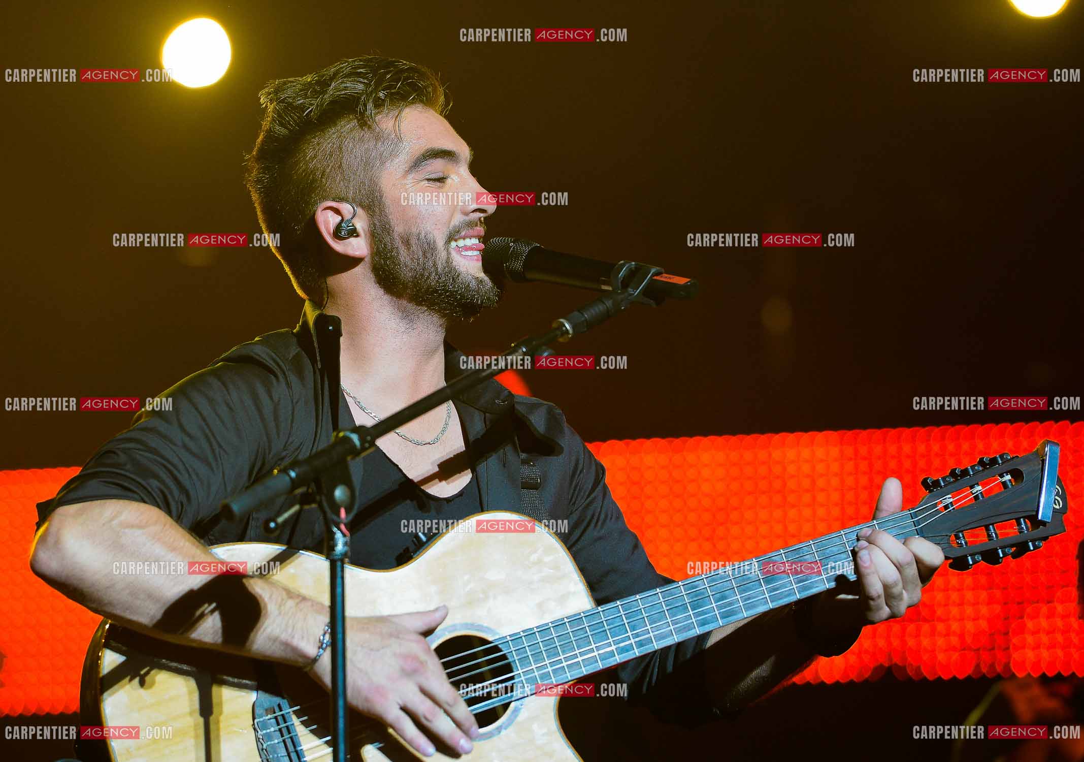 Le chanteur KENDJI GIRAC en concert au Zénith de Amiens.