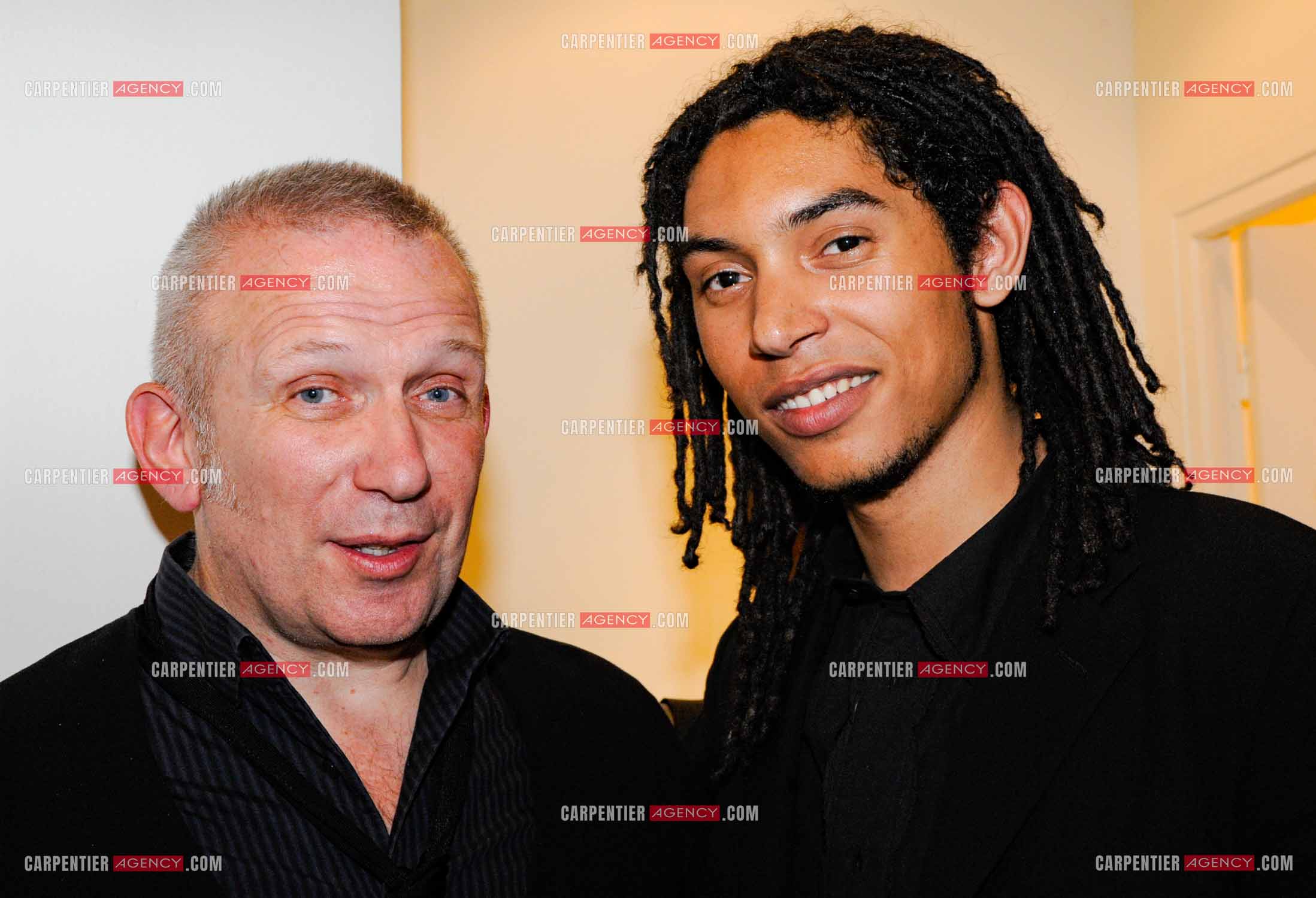 La chanteuse Grace Jones en concert au Grand Rex à Paris le 23 mars 2009. Dans sa loge, son fils Paulo Goude avec le couturier Jean-Paul Gaultier.  ( Exclusif )