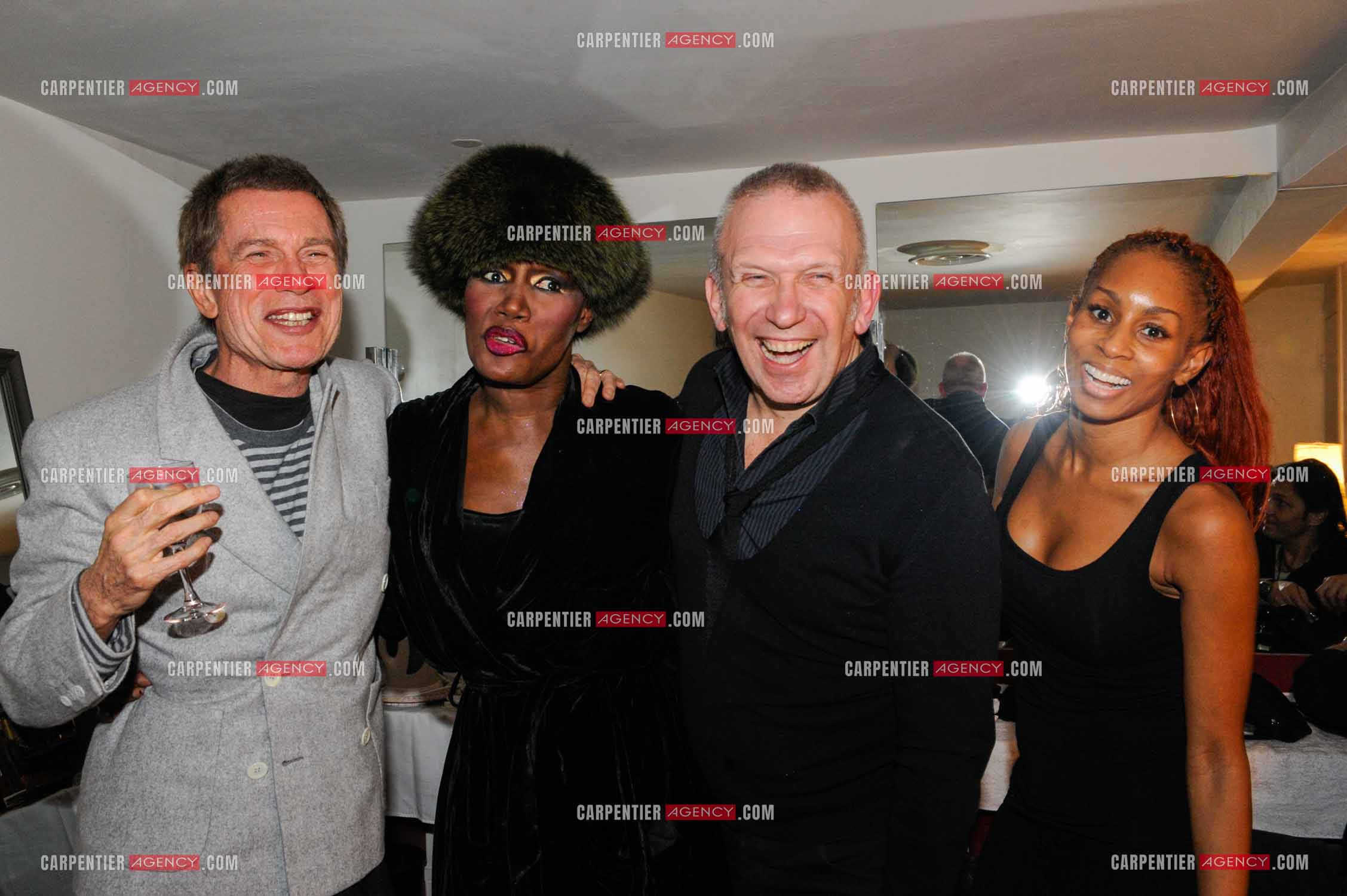 La chanteuse Grace Jones en concert au Grand Rex à Paris le 23 mars 2009. Dans sa loge, avec son ex mari Jean-Paul Goude, Jean-Paul Gaultier et la chorégraphe Mia Frye. ( Exclusif )