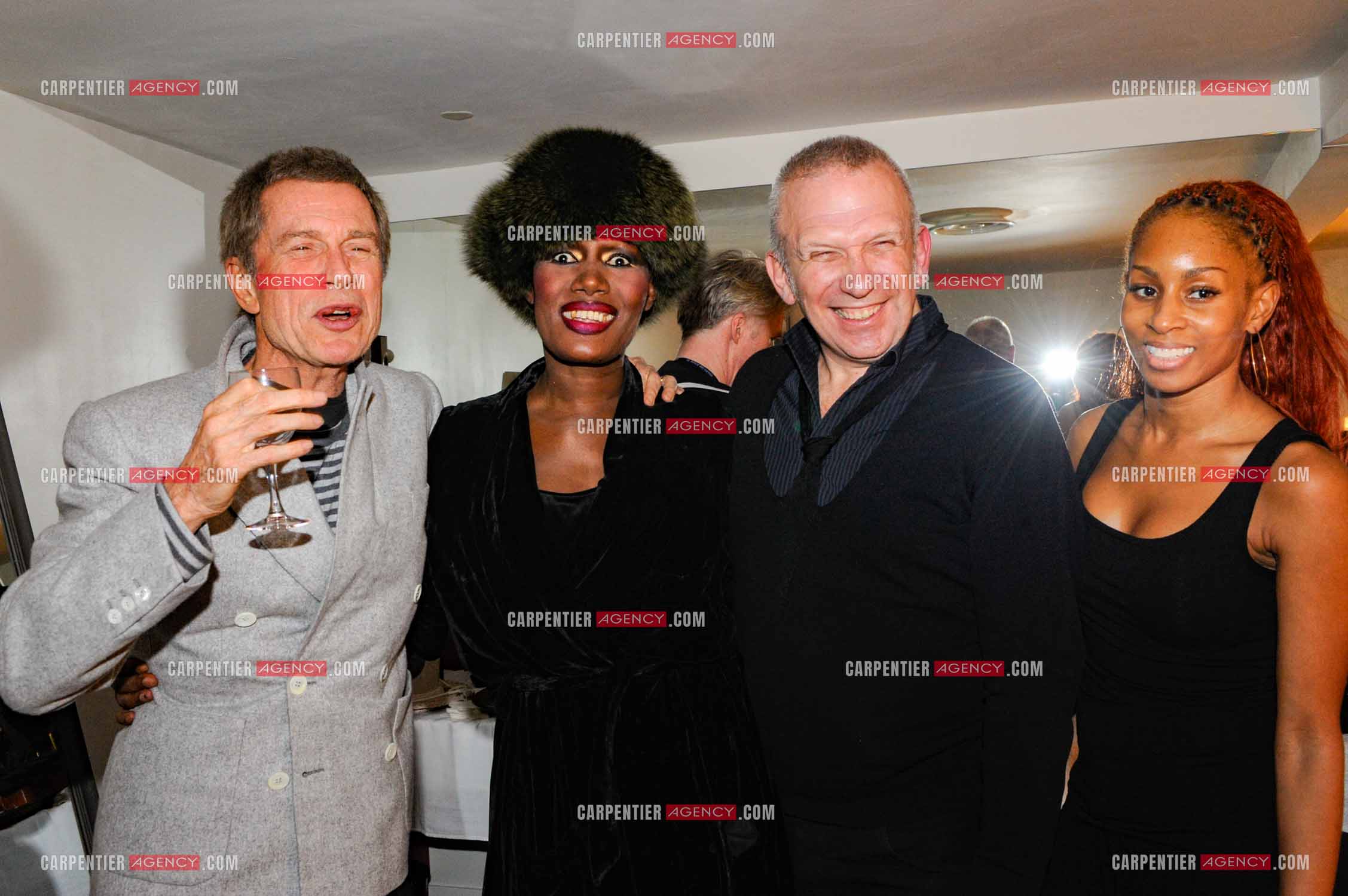 La chanteuse Grace Jones en concert au Grand Rex à Paris le 23 mars 2009. Dans sa loge, avec son ex mari Jean-Paul Goude, Jean-Paul Gaultier et la chorégraphe Mia Frye. ( Exclusif )