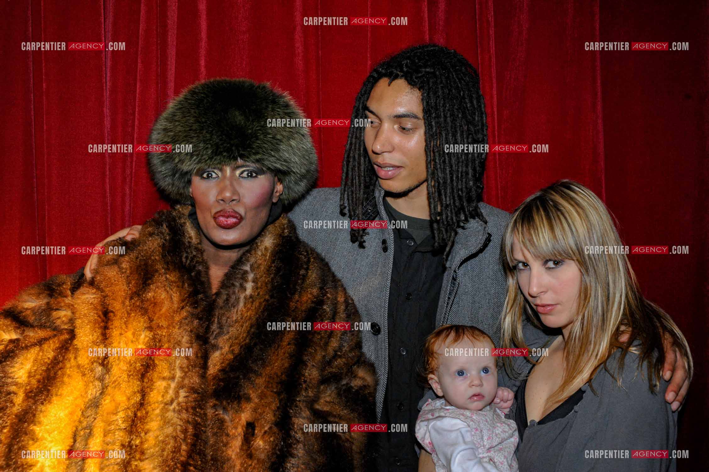 La chanteuse Grace Jones en concert à Bruxelles le 16 mars 2009. Dans les loges, la chanteuse Grace Jones présente sa petite famille, avec son fils Paulo Goude et  sa femme Azella avec leur petite fille Athena. ( Exclusif )