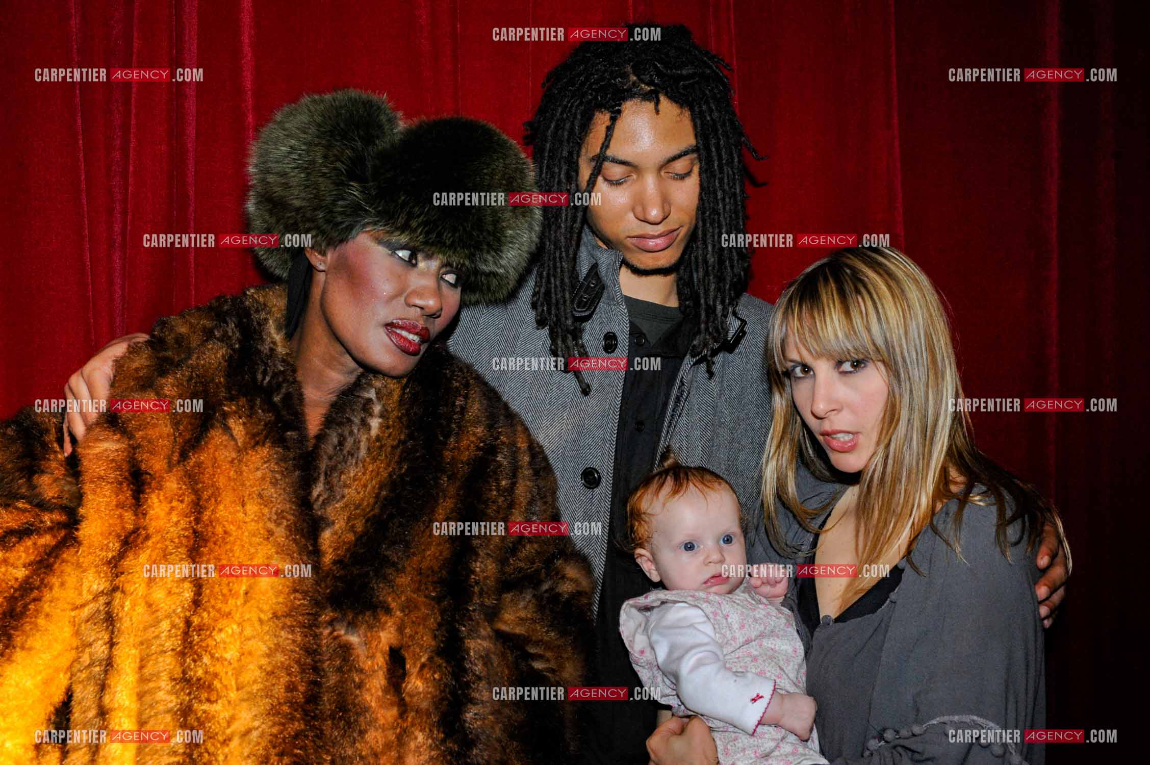 La chanteuse Grace Jones en concert à Bruxelles le 16 mars 2009. Dans les loges, la chanteuse Grace Jones présente sa petite famille, avec son fils Paulo Goude et  sa femme Azella avec leur petite fille Athena. ( Exclusif )