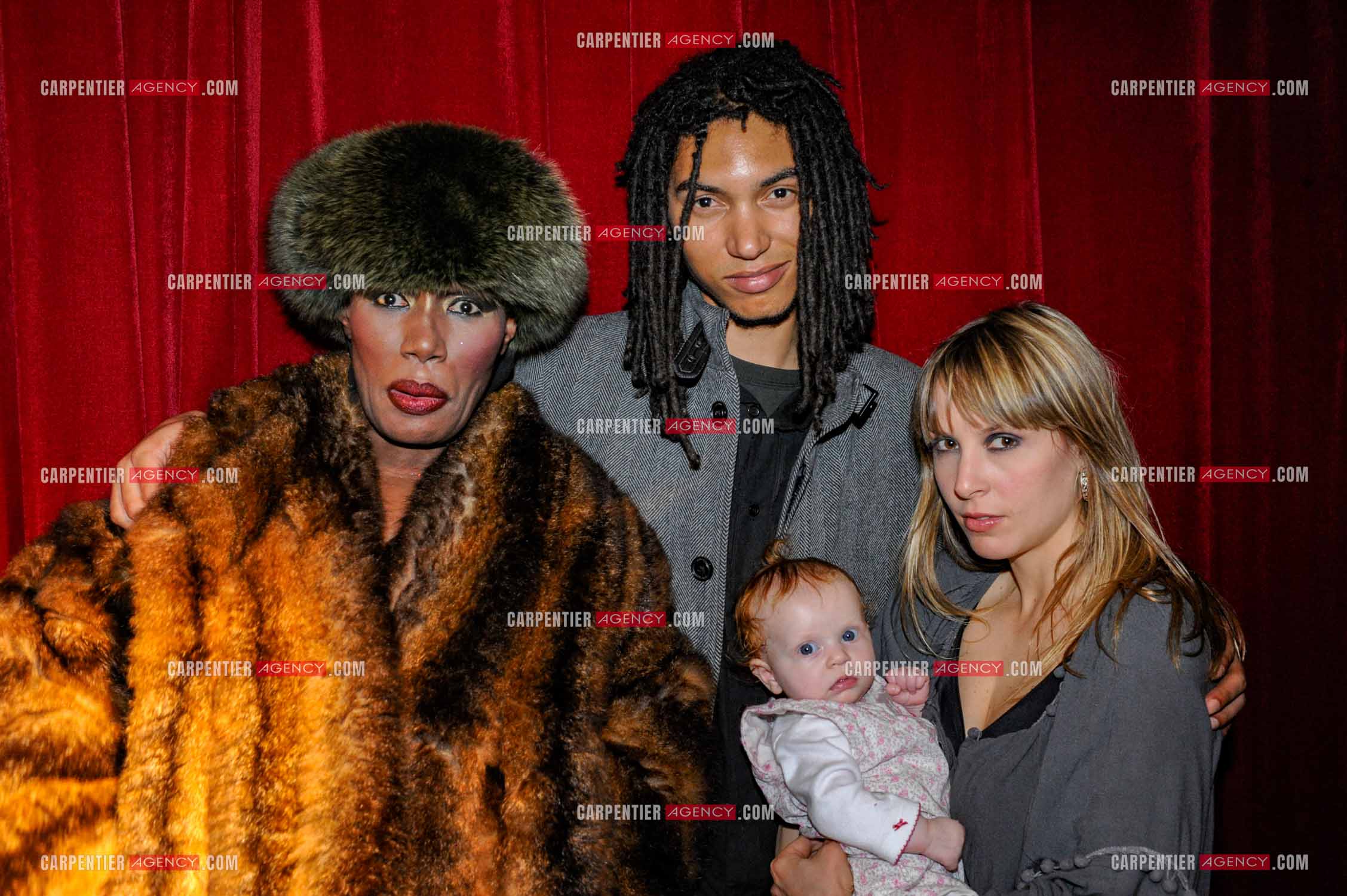 La chanteuse Grace Jones en concert à Bruxelles le 16 mars 2009. Dans les loges, la chanteuse Grace Jones présente sa petite famille, avec son fils Paulo Goude et  sa femme Azella avec leur petite fille Athena. ( Exclusif )