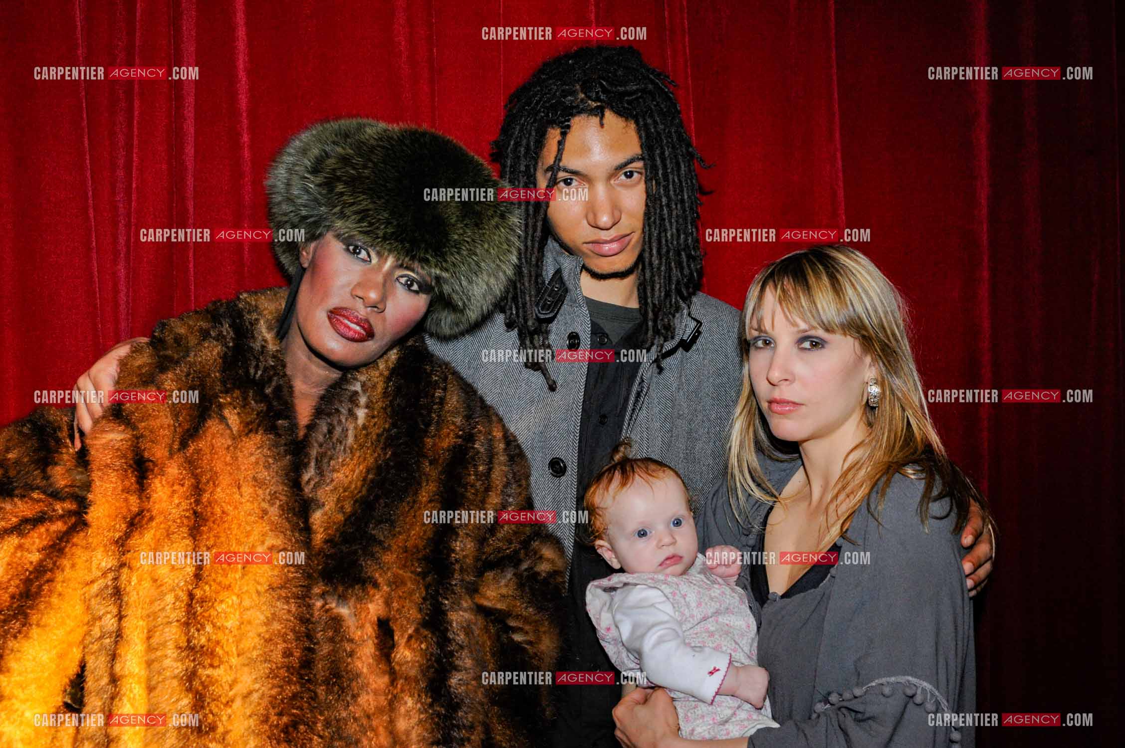 La chanteuse Grace Jones en concert à Bruxelles le 16 mars 2009. Dans les loges, la chanteuse Grace Jones présente sa petite famille, avec son fils Paulo Goude et  sa femme Azella avec leur petite fille Athena. ( Exclusif )