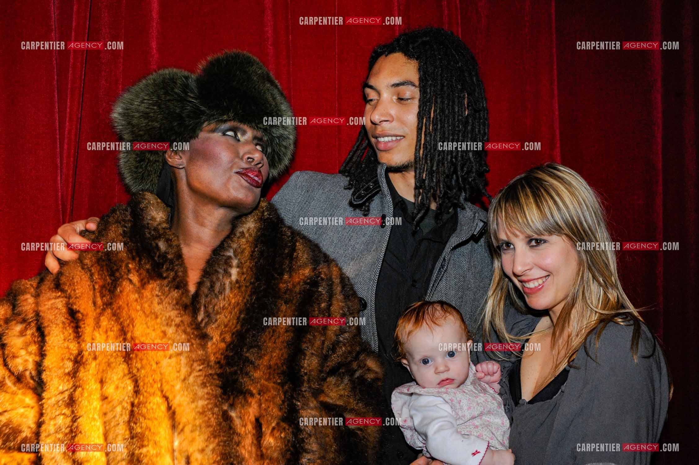 La chanteuse Grace Jones en concert à Bruxelles le 16 mars 2009. Dans les loges, la chanteuse Grace Jones présente sa petite famille, avec son fils Paulo Goude et  sa femme Azella avec leur petite fille Athena. ( Exclusif )