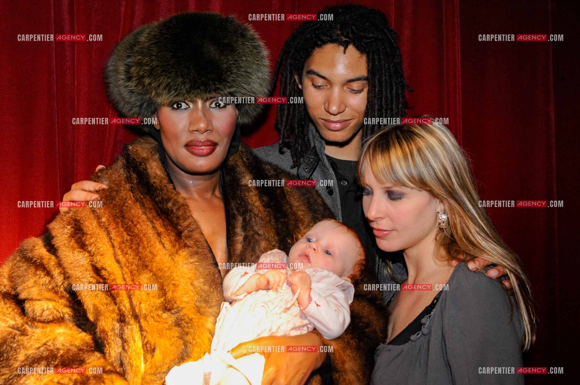 La chanteuse Grace Jones en concert à Bruxelles le 16 mars 2009. Dans les loges, la chanteuse Grace Jones présente sa petite famille, avec son fils Paulo Goude et  sa femme Azella avec leur petite fille Athena. ( Exclusif )