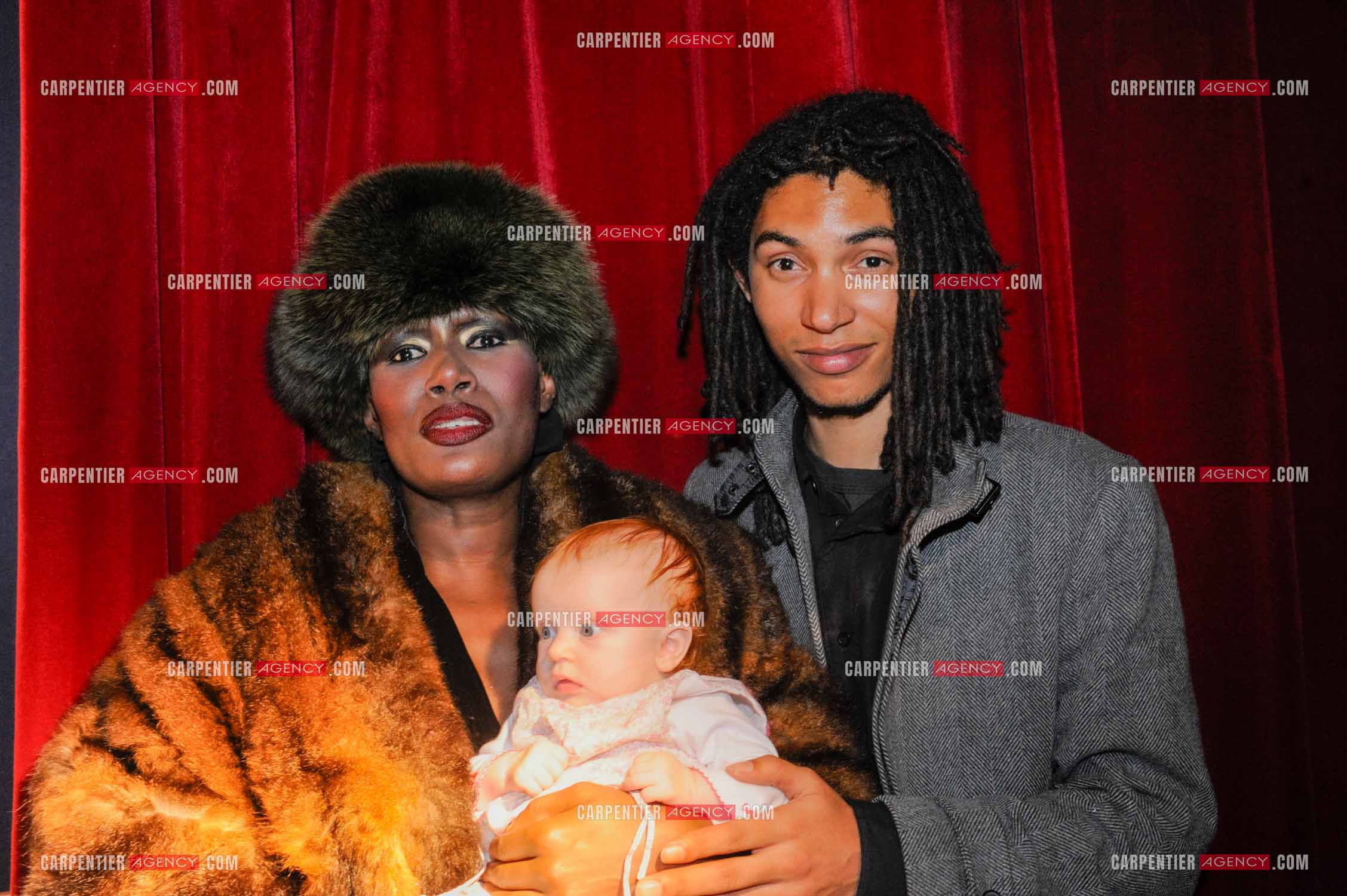 La chanteuse Grace Jones en concert à Bruxelles le 16 mars 2009. Dans les loges, la chanteuse Grace Jones présente sa petite famille, avec son fils Paulo Goude et  sa petite fille Athena. ( Exclusif )