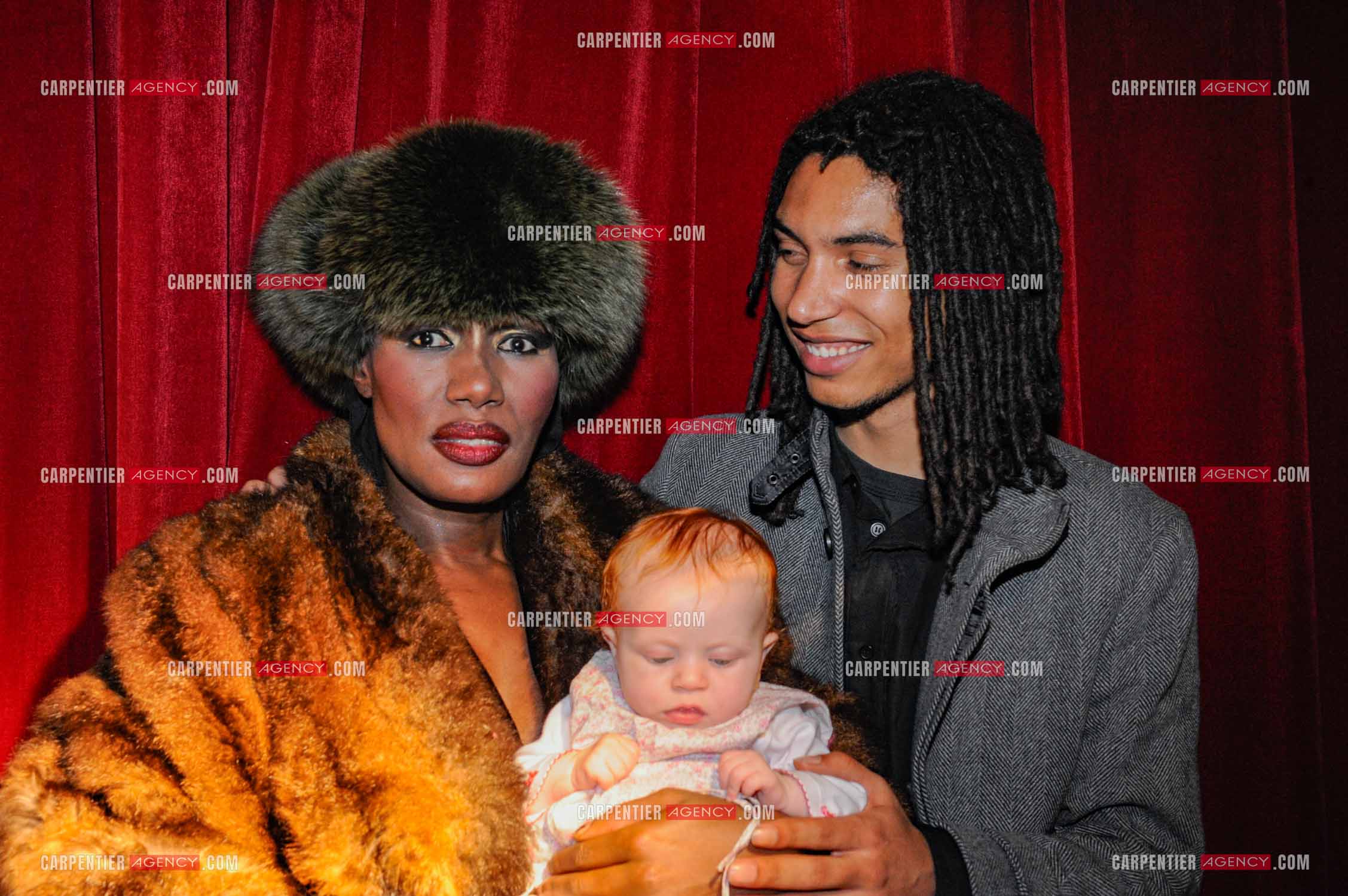 La chanteuse Grace Jones en concert à Bruxelles le 16 mars 2009. Dans les loges, la chanteuse Grace Jones présente sa petite famille, avec son fils Paulo Goude et  sa petite fille Athena. ( Exclusif )