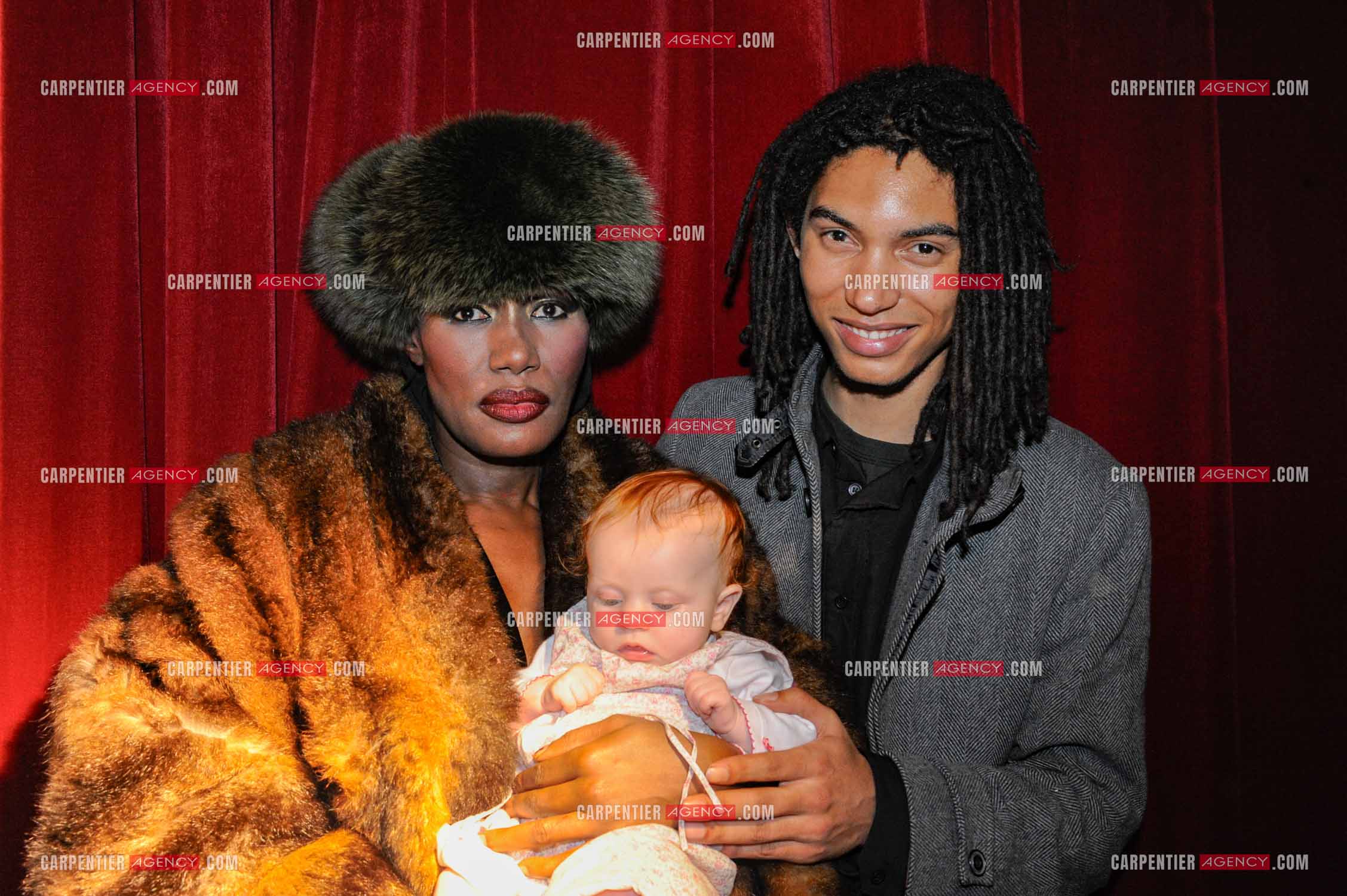 La chanteuse Grace Jones en concert à Bruxelles le 16 mars 2009. Dans les loges, la chanteuse Grace Jones présente sa petite famille, avec son fils Paulo Goude et  sa petite fille Athena. ( Exclusif )