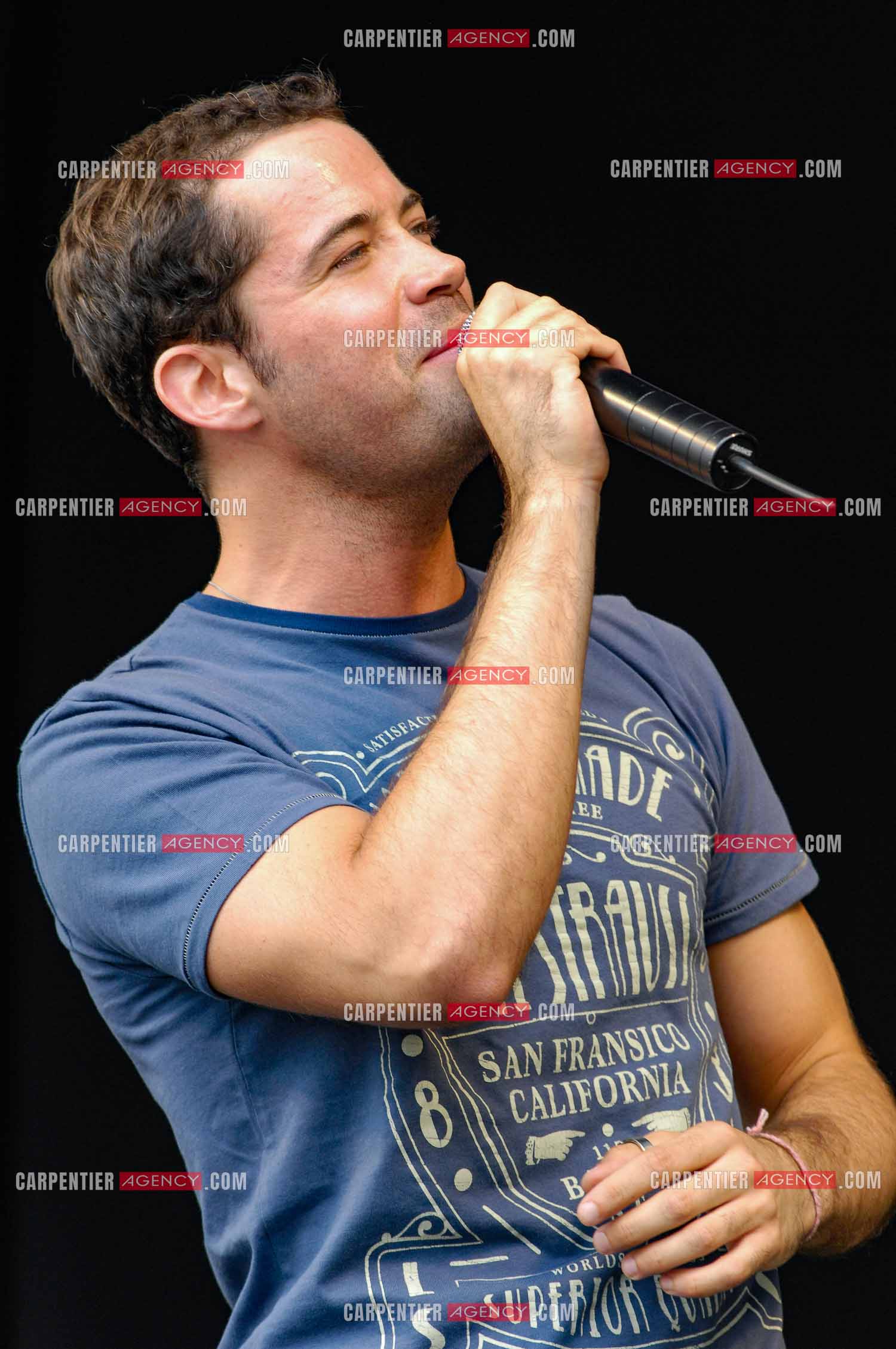 Concert privé pour le soutient du don d'organes et de la greffe dans l'enceinte de l'hôpital Neker à Paris " NECK'AIR DE MUSIQUE “ . Le chanteur Emmanuel Moire  sur scène. ( Exclusif )