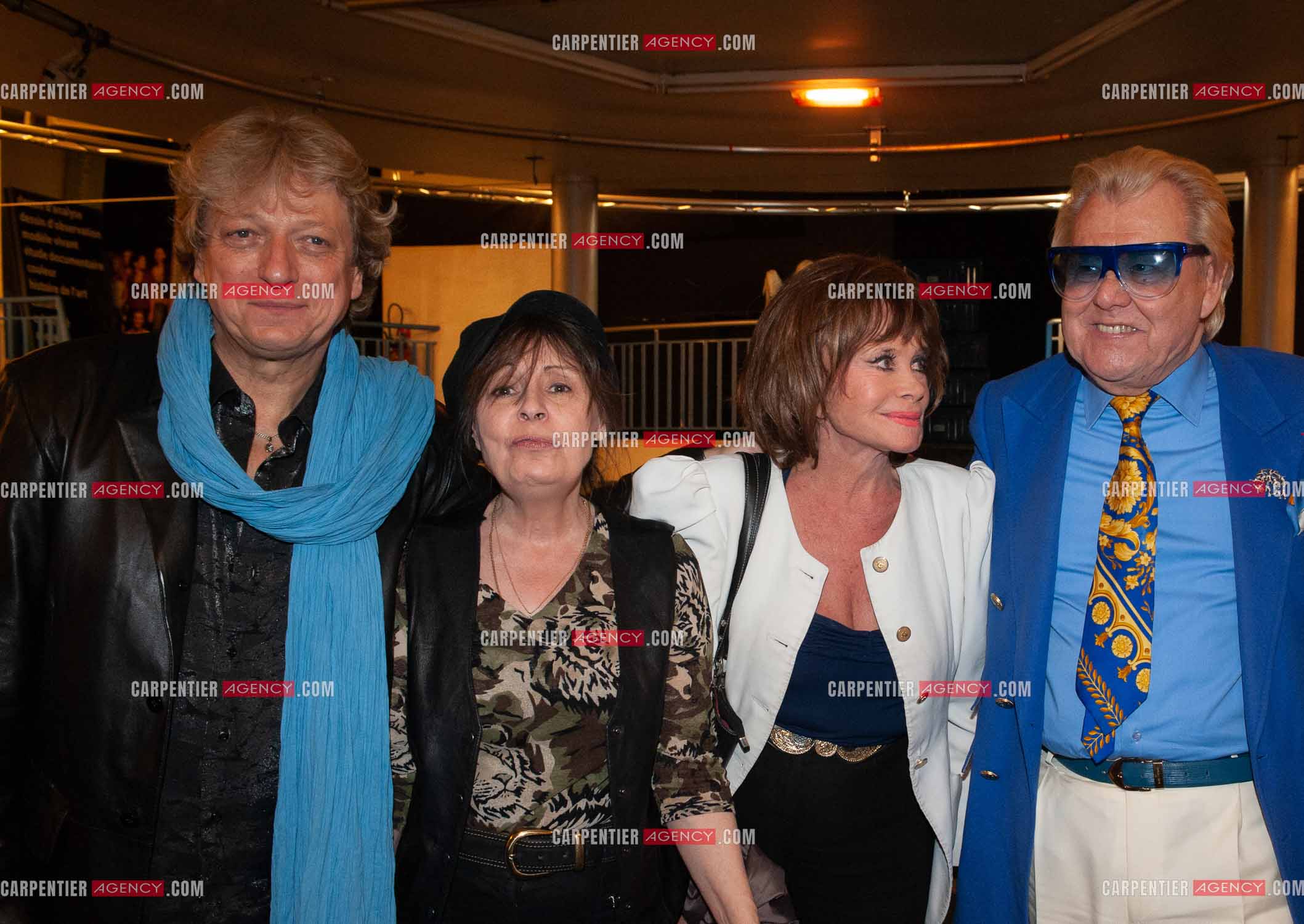 La chanteuse Georgette Lemaire dans les loges de L'EUROPEAN avec son ami Michou, Amarande et le  chanteur Alain Turban.   ( Exclusif )