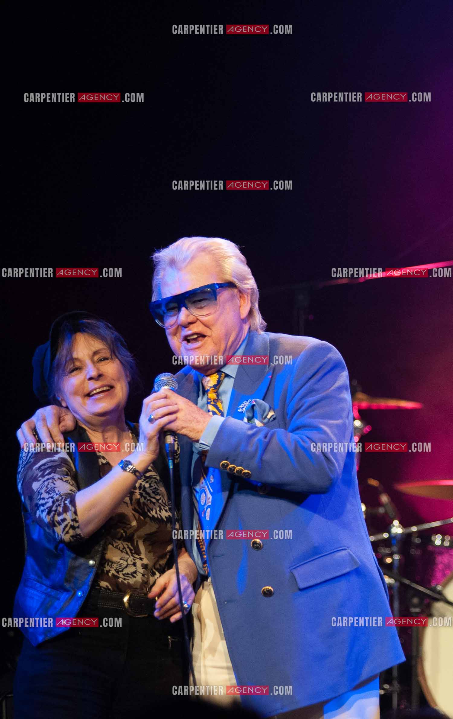 La chanteuse Georgette Lemaire sur la scène de L'EUROPEAN avec son ami Michou.   ( Exclusif )