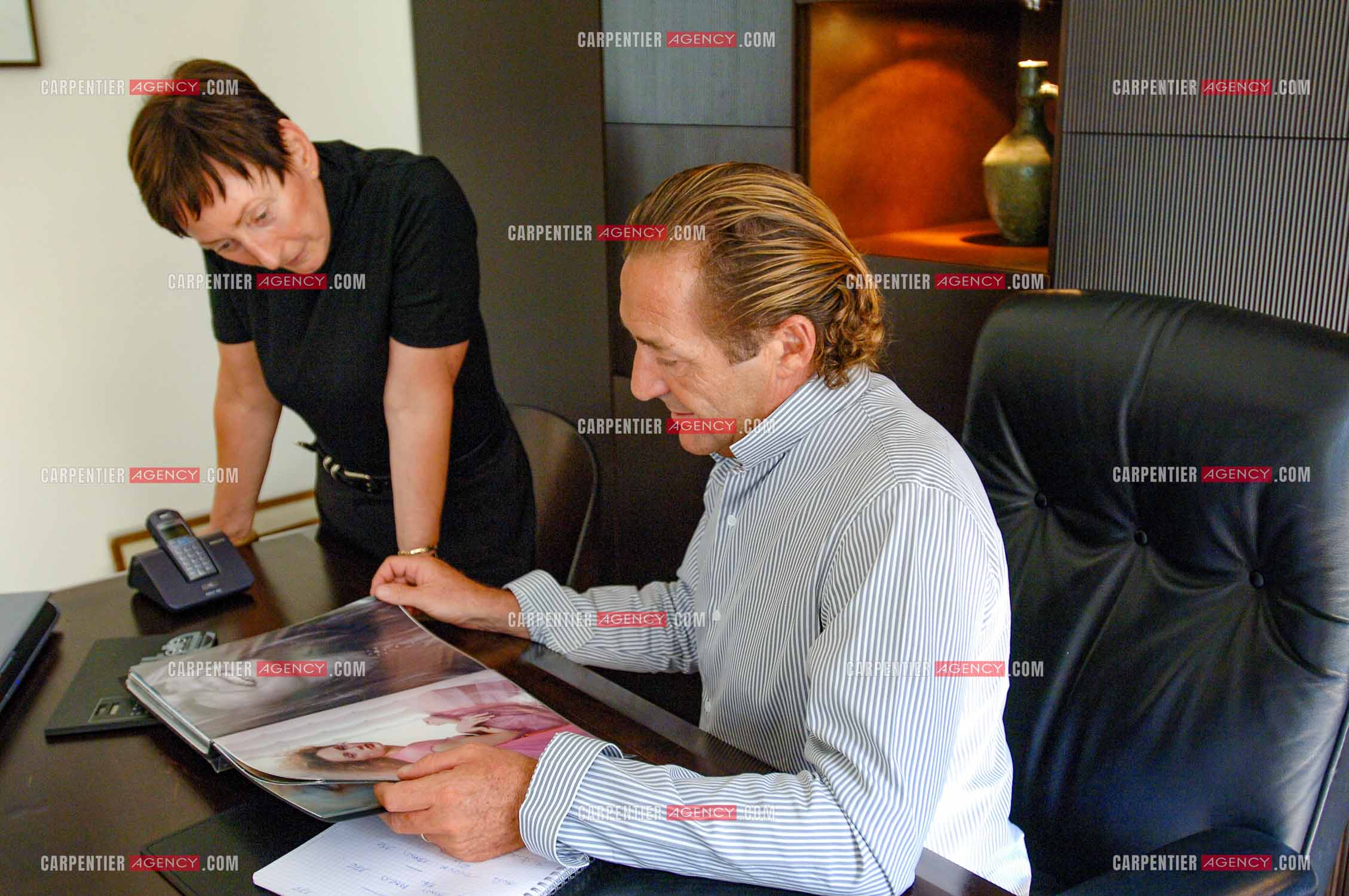 Gérald Marie Président de Elite Model Management reçoit à ses bureaux de l'avenue Montaigne à Paris les mannequins retenus pour participer à la finale au Ritz .   ( Exclusif )