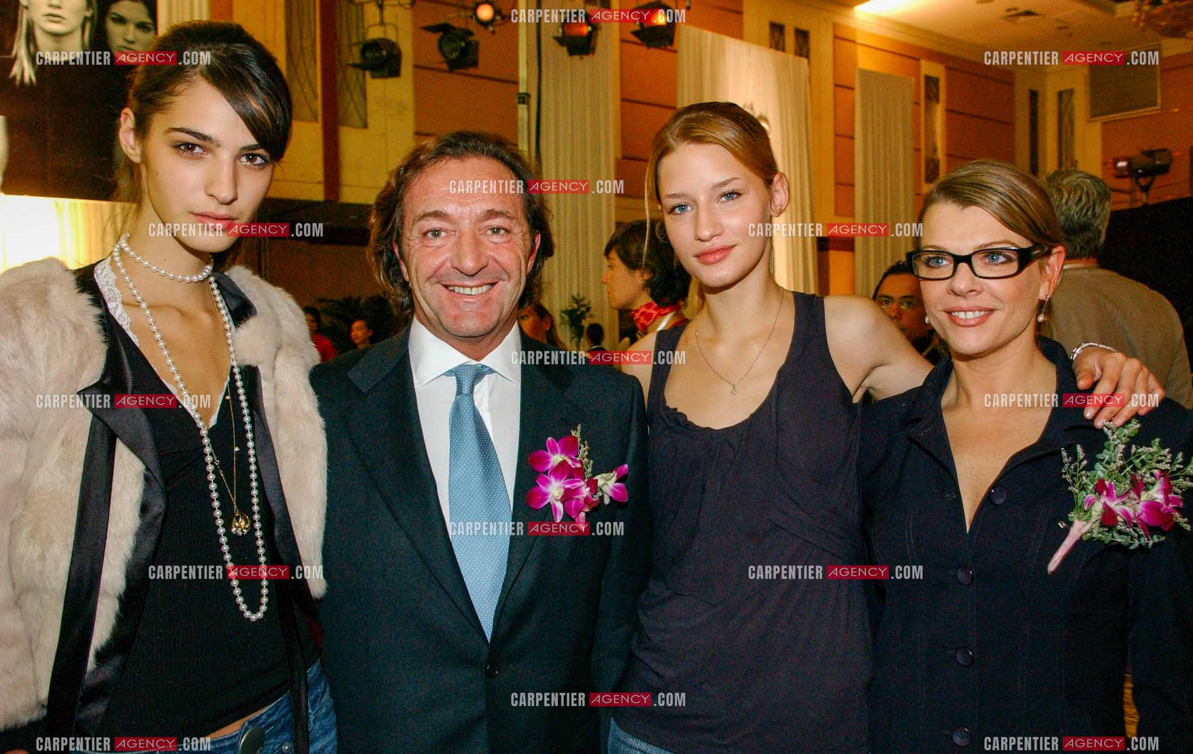 La bookeuse Mickaëla et Gérald Marie Président de Elite Model Management entourés de deux mannequins lors de la finale internationnale à Singapour en 2003.   ( Exclusif )