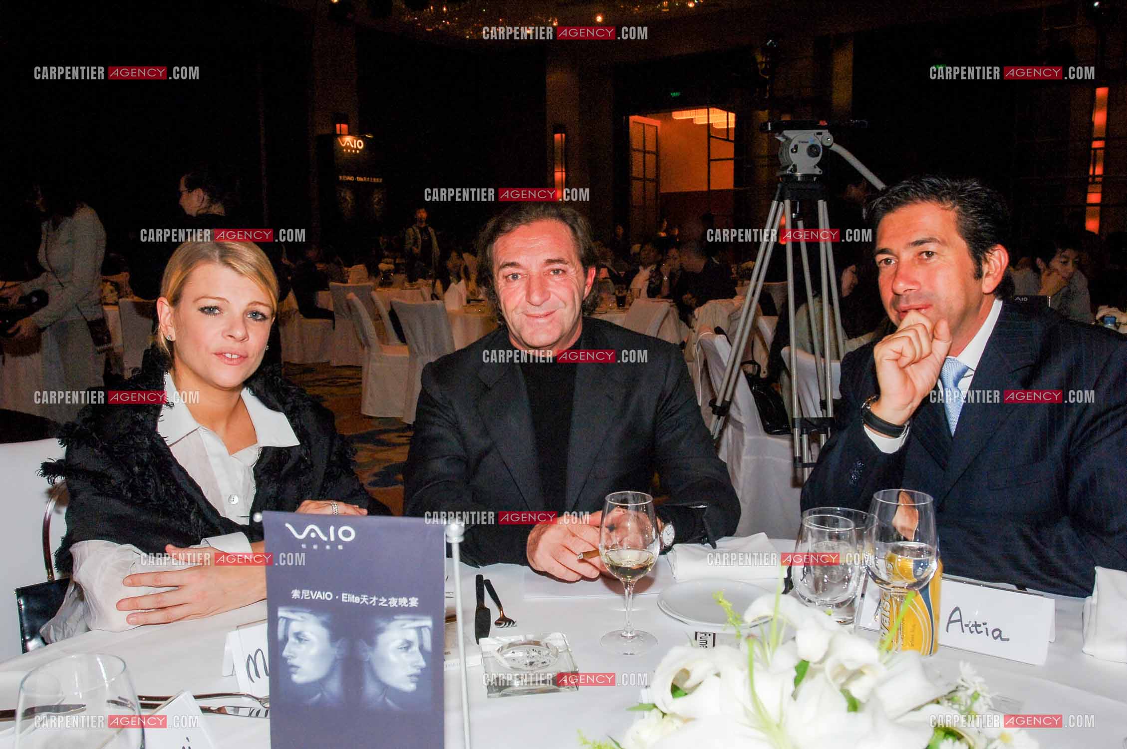 La bookeuse Mickaëla, Gérald Marie Président de Elite Model Management et le directeur Alain Attia lors de la finale internationnale à Shanghai en 2005.   ( Exclusif )