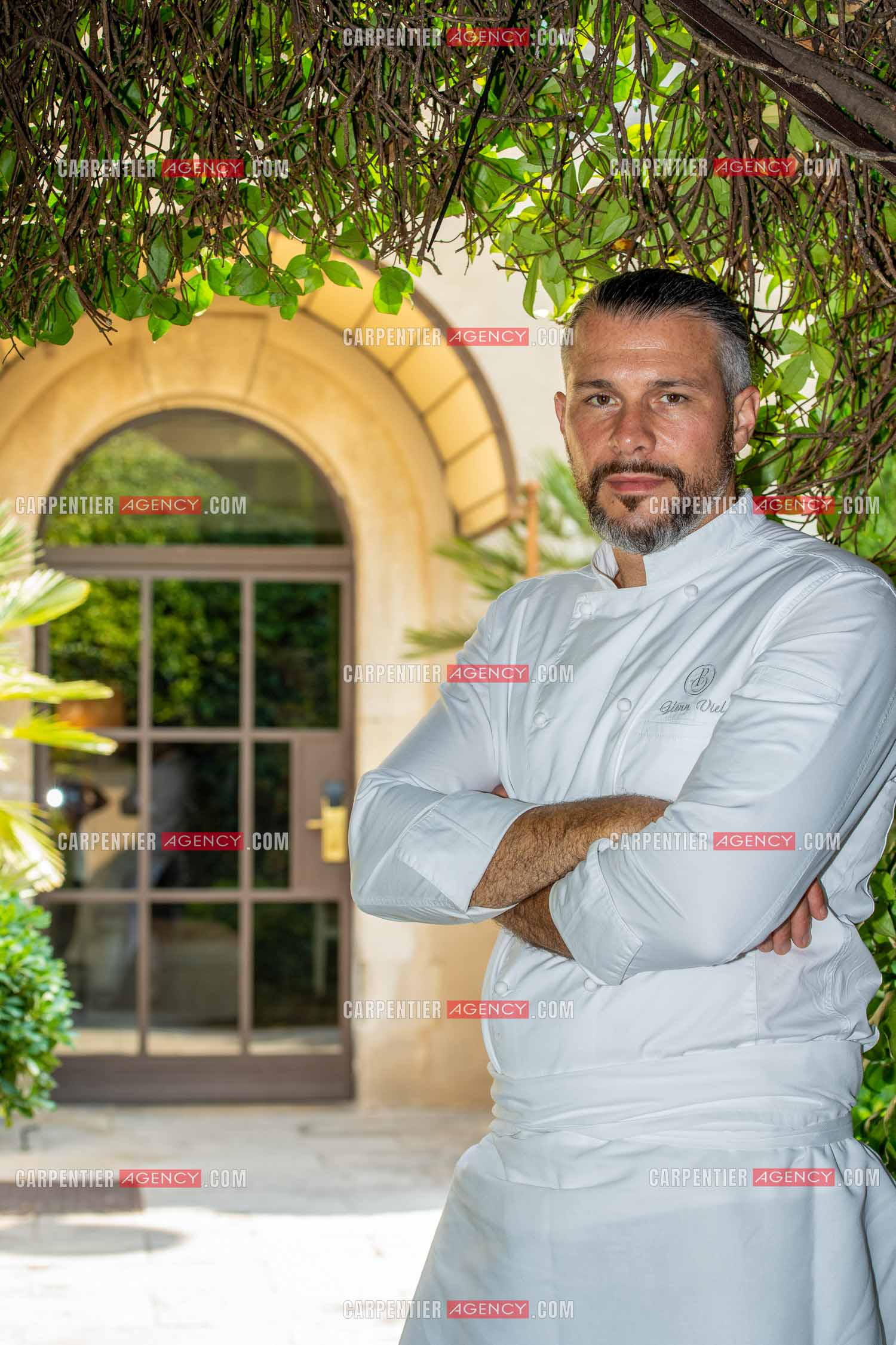 Le chef 3* Glenn Viel nous fait découvrir son restaurant “  L'Ousteau de Baumanière “ situé aux Baux-de-Provence dans les Bouches du Rhône. Présentation des lieux, de sa brigade, ainsi que les cuisines et sa salle.   ( Exclusif )