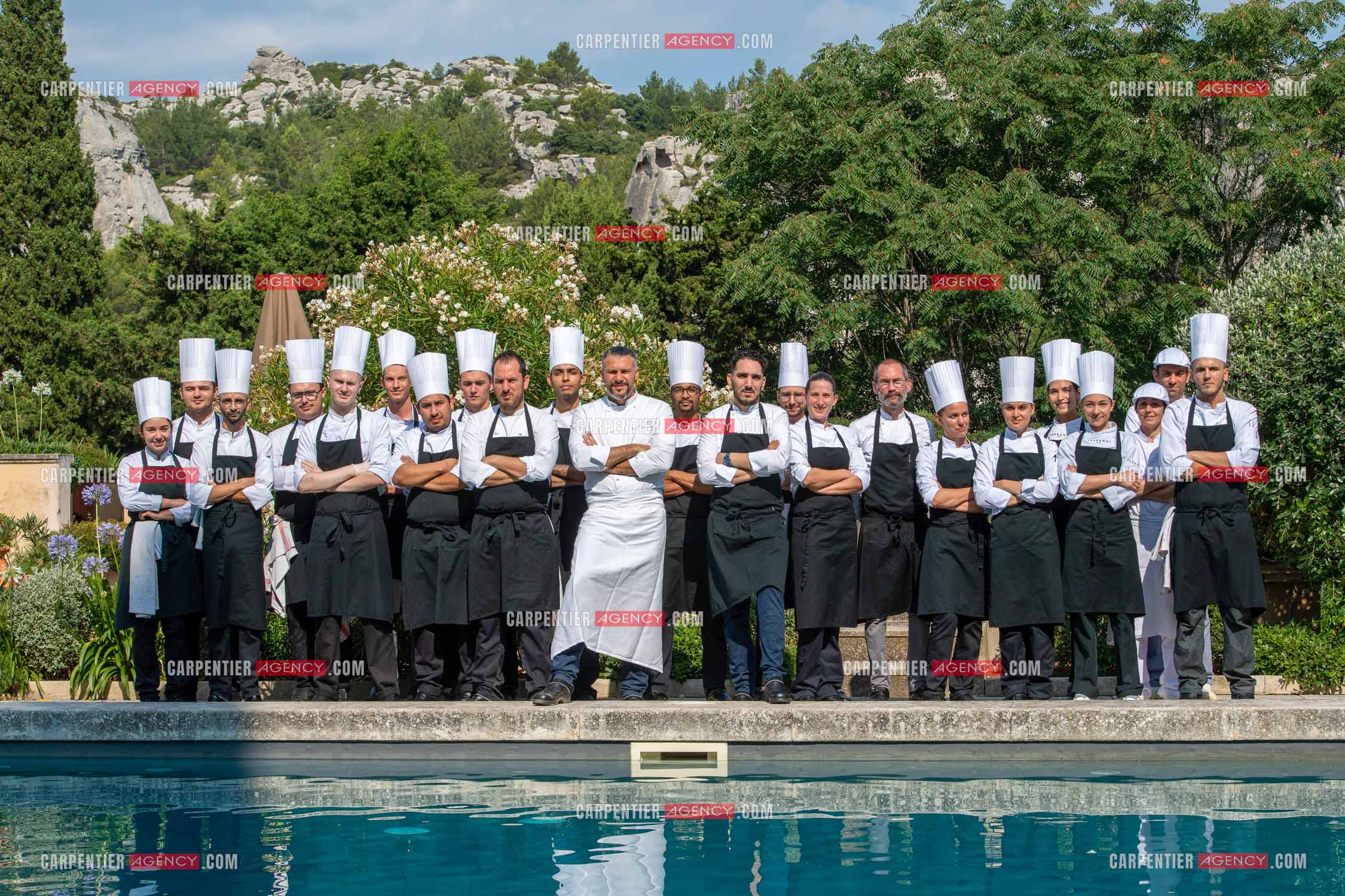 Le chef 3* Glenn Viel nous fait découvrir son restaurant “  L'Ousteau de Baumanière “ situé aux Baux-de-Provence dans les Bouches du Rhône. Présentation des lieux, de sa brigade, ainsi que les cuisines et sa salle.   ( Exclusif )