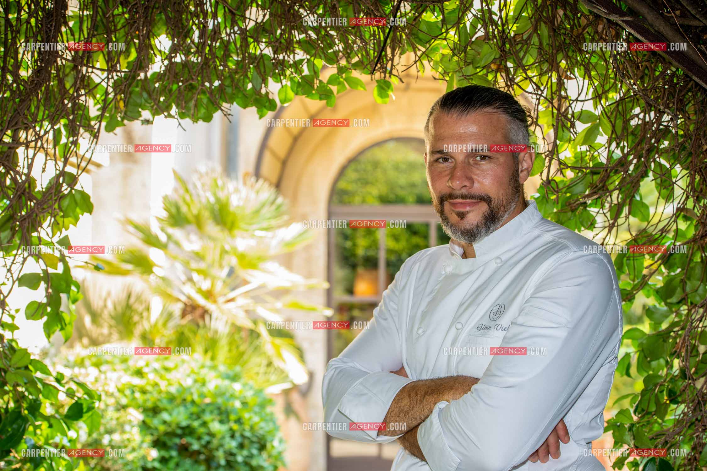 Le chef 3* Glenn Viel nous fait découvrir son restaurant “  L'Ousteau de Baumanière “ situé aux Baux-de-Provence dans les Bouches du Rhône. Présentation des lieux, de sa brigade, ainsi que les cuisines et sa salle.   ( Exclusif )