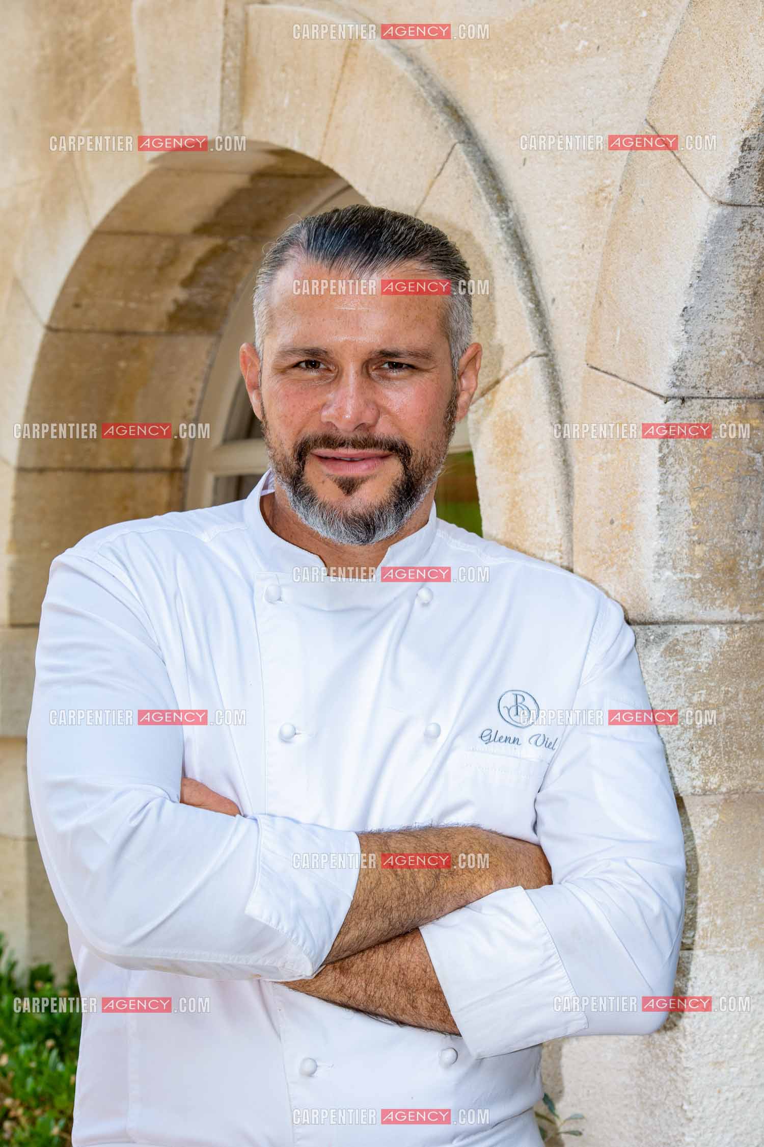 Le chef 3* Glenn Viel nous fait découvrir son restaurant “  L'Ousteau de Baumanière “ situé aux Baux-de-Provence dans les Bouches du Rhône. Présentation des lieux, de sa brigade, ainsi que les cuisines et sa salle.   ( Exclusif )