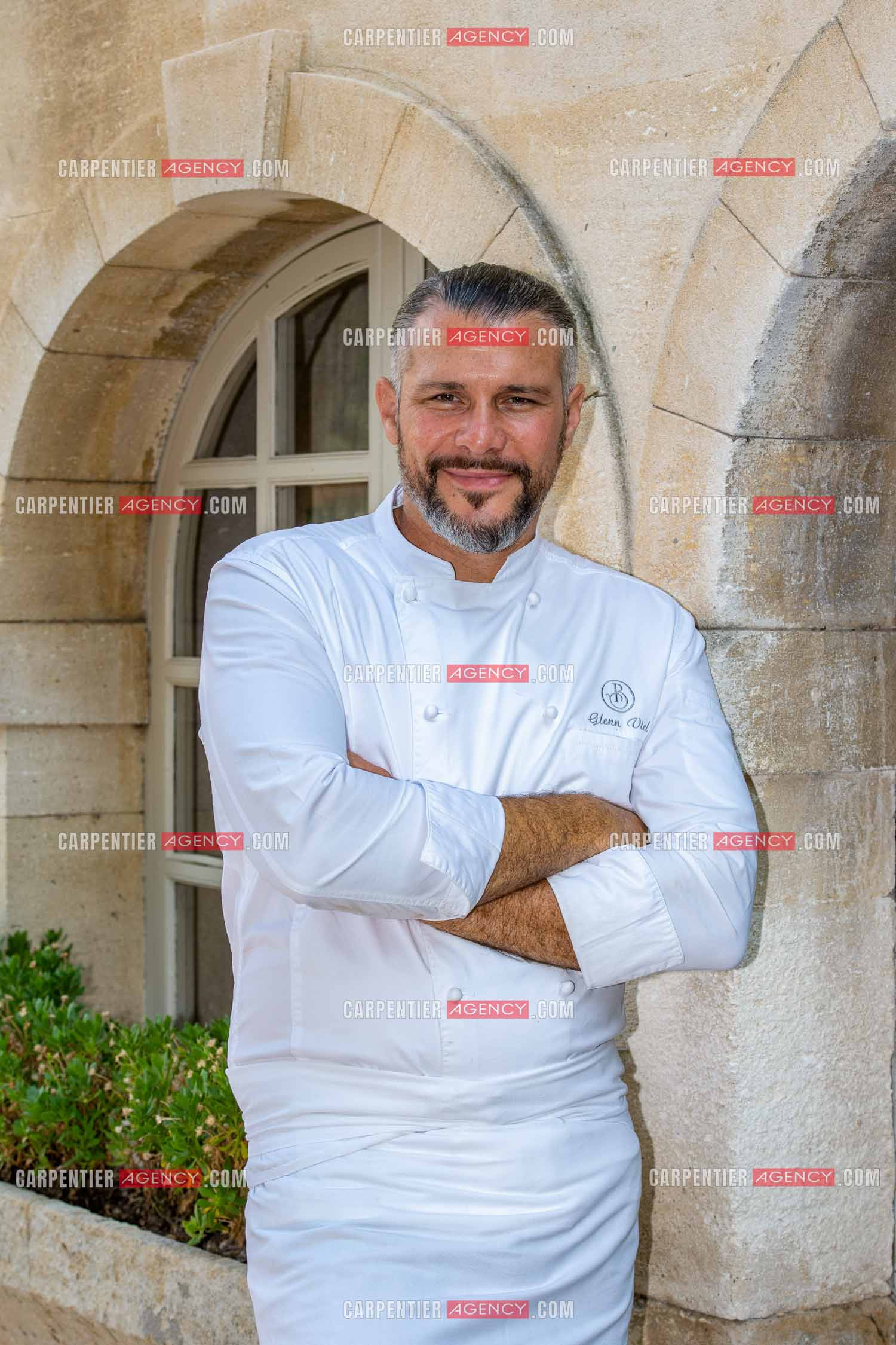 Le chef 3* Glenn Viel nous fait découvrir son restaurant “  L'Ousteau de Baumanière “ situé aux Baux-de-Provence dans les Bouches du Rhône. Présentation des lieux, de sa brigade, ainsi que les cuisines et sa salle.   ( Exclusif )