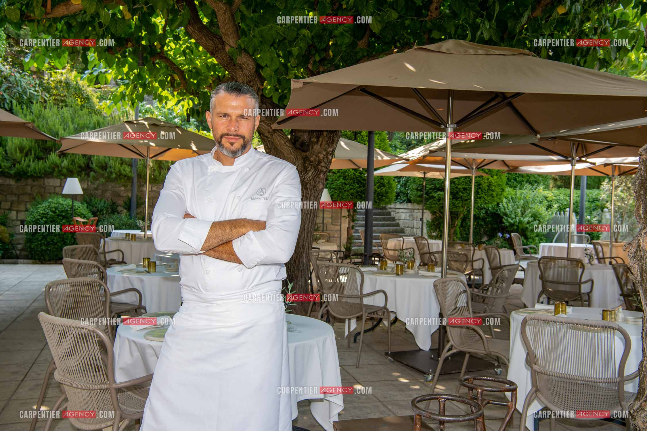 Le chef 3* Glenn Viel nous fait découvrir son restaurant “  L'Ousteau de Baumanière “ situé aux Baux-de-Provence dans les Bouches du Rhône. Présentation des lieux, de sa brigade, ainsi que les cuisines et sa salle.   ( Exclusif )