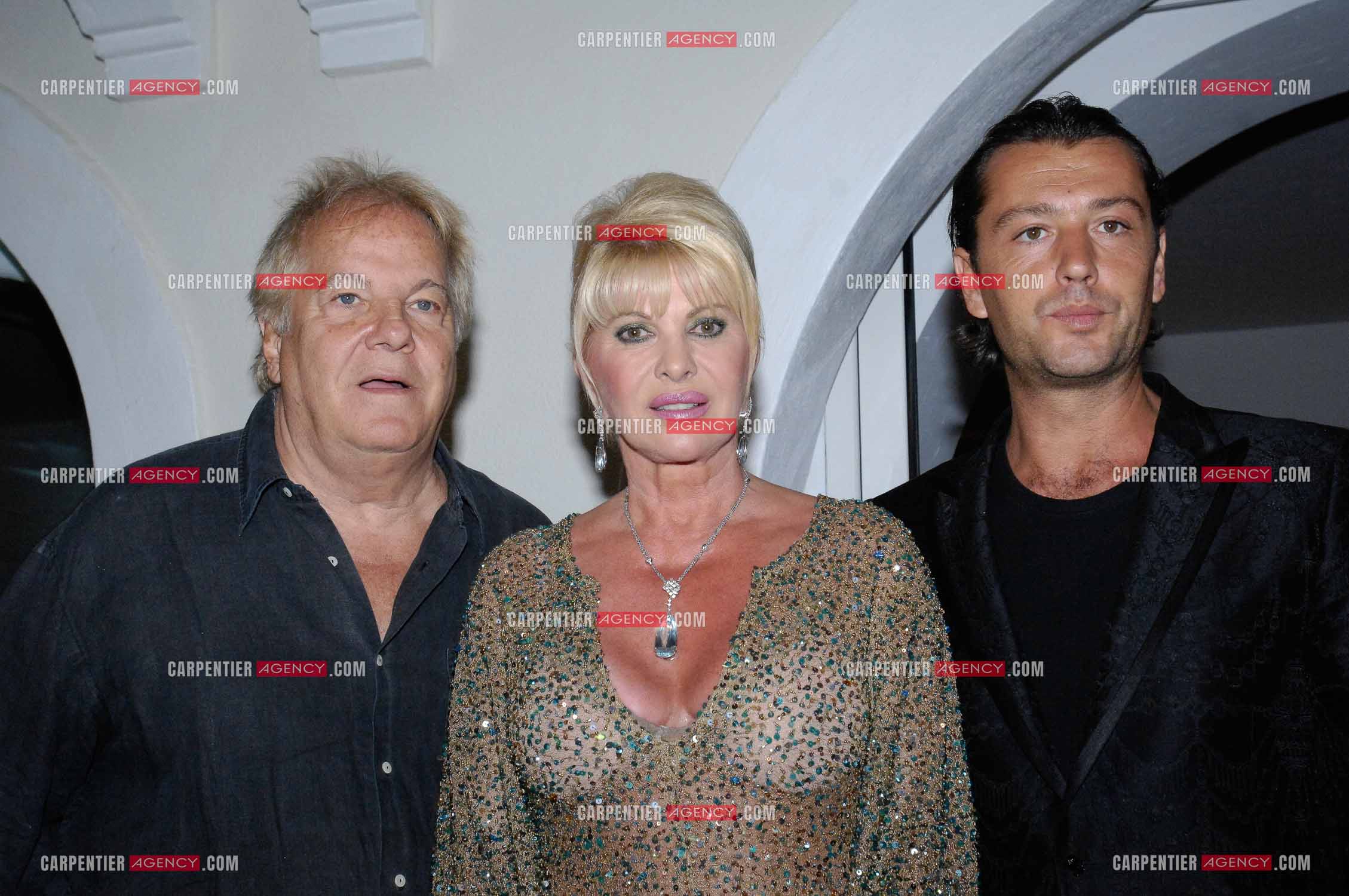 Ivana Trump entourée de son mari Rossano Rubicondi et leur ami Massimo Gargia lors d'une soirée à St Tropez en 2007.