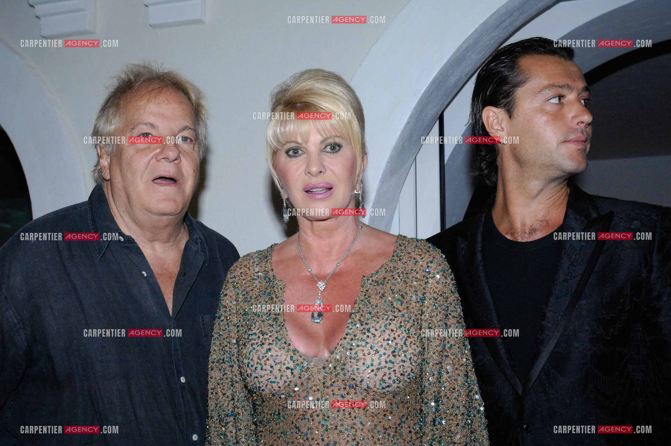 Ivana Trump entourée de son mari Rossano Rubicondi et leur ami Massimo Gargia lors d'une soirée à St Tropez en 2007.