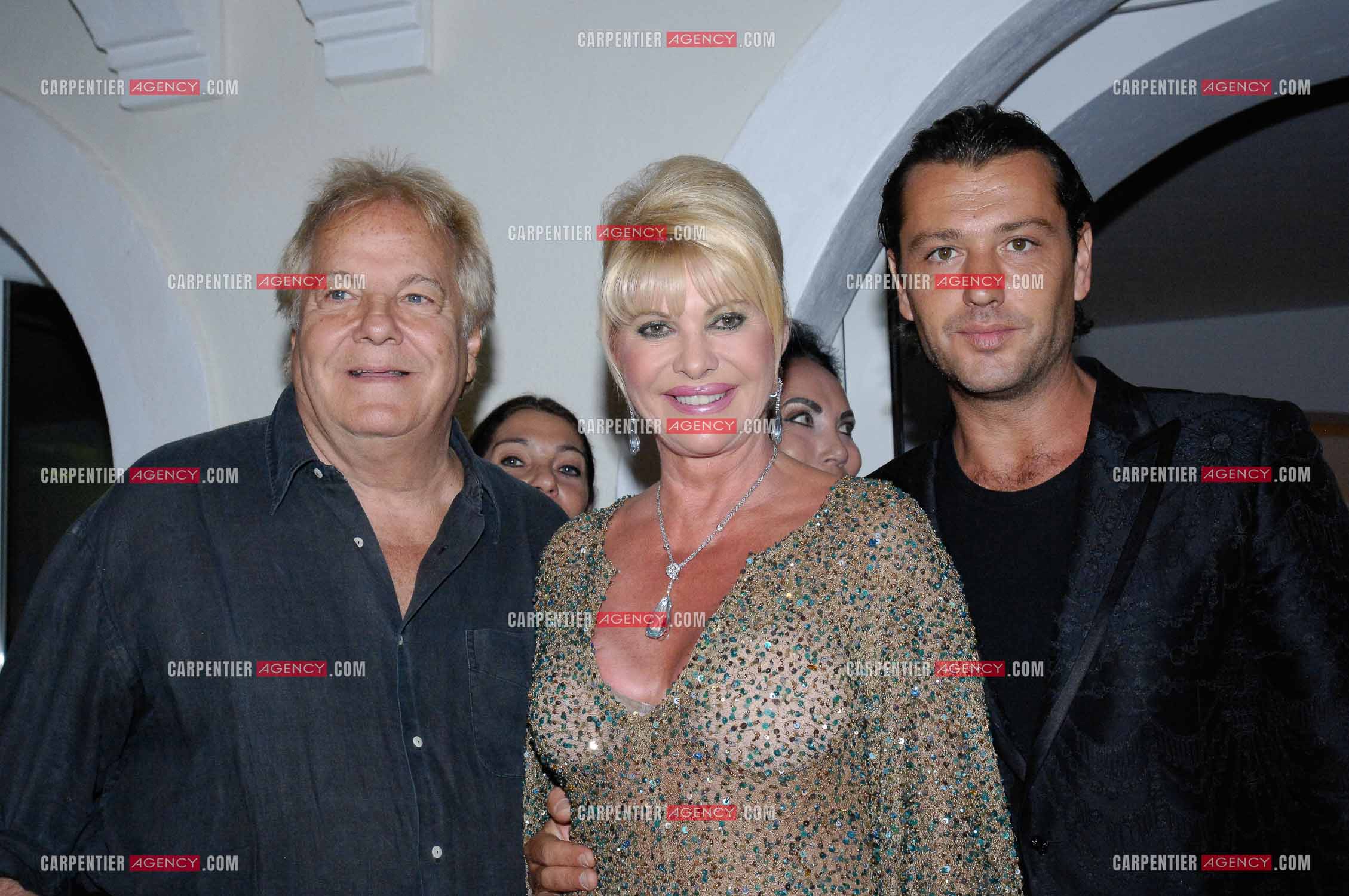 Ivana Trump entourée de son mari Rossano Rubicondi et leur ami Massimo Gargia lors d'une soirée à St Tropez en 2007.