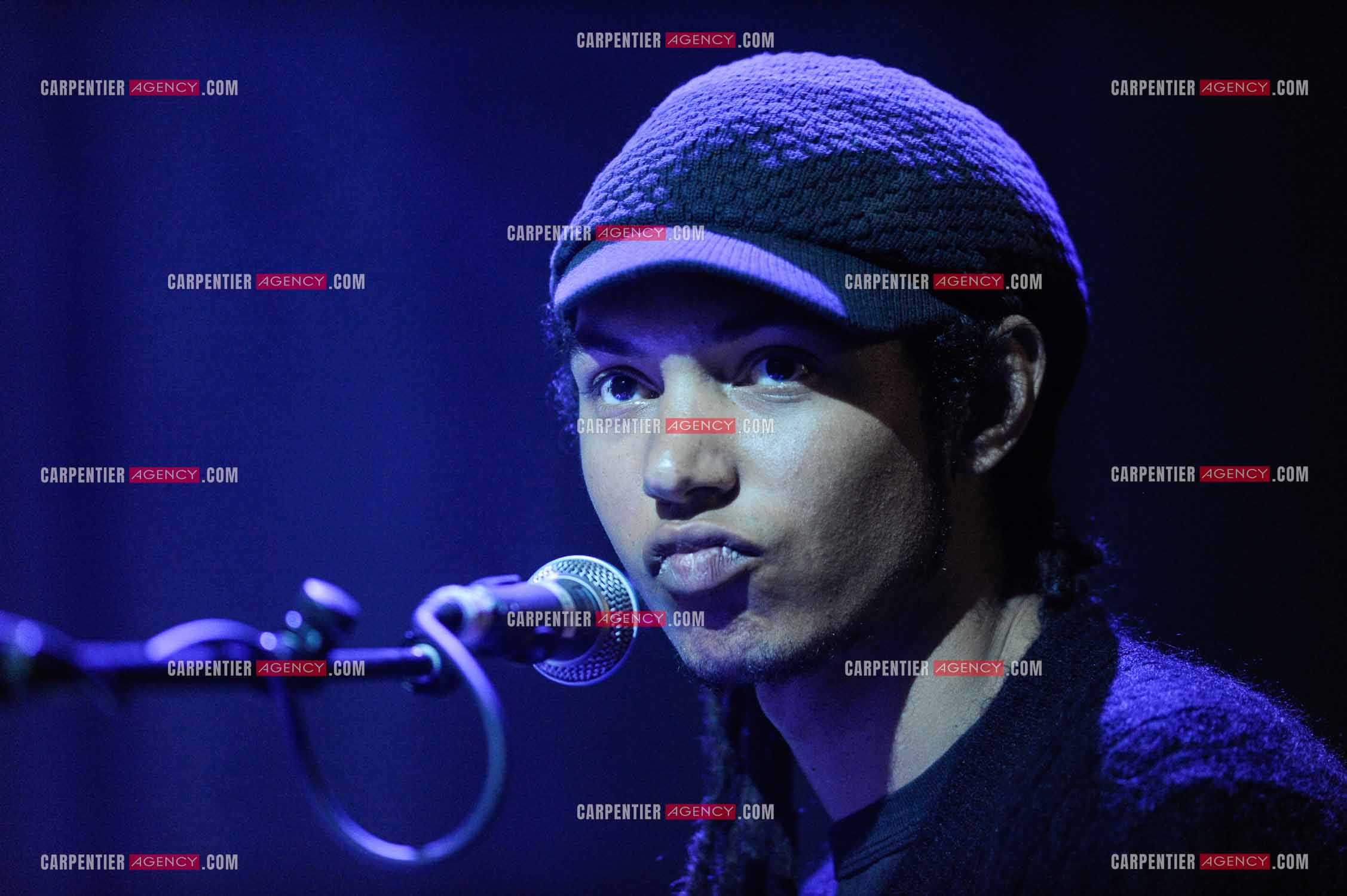 Paulo Goude le fils de la chanteuse Grace Jones en concert avec sa mère.   ( Exclusif )