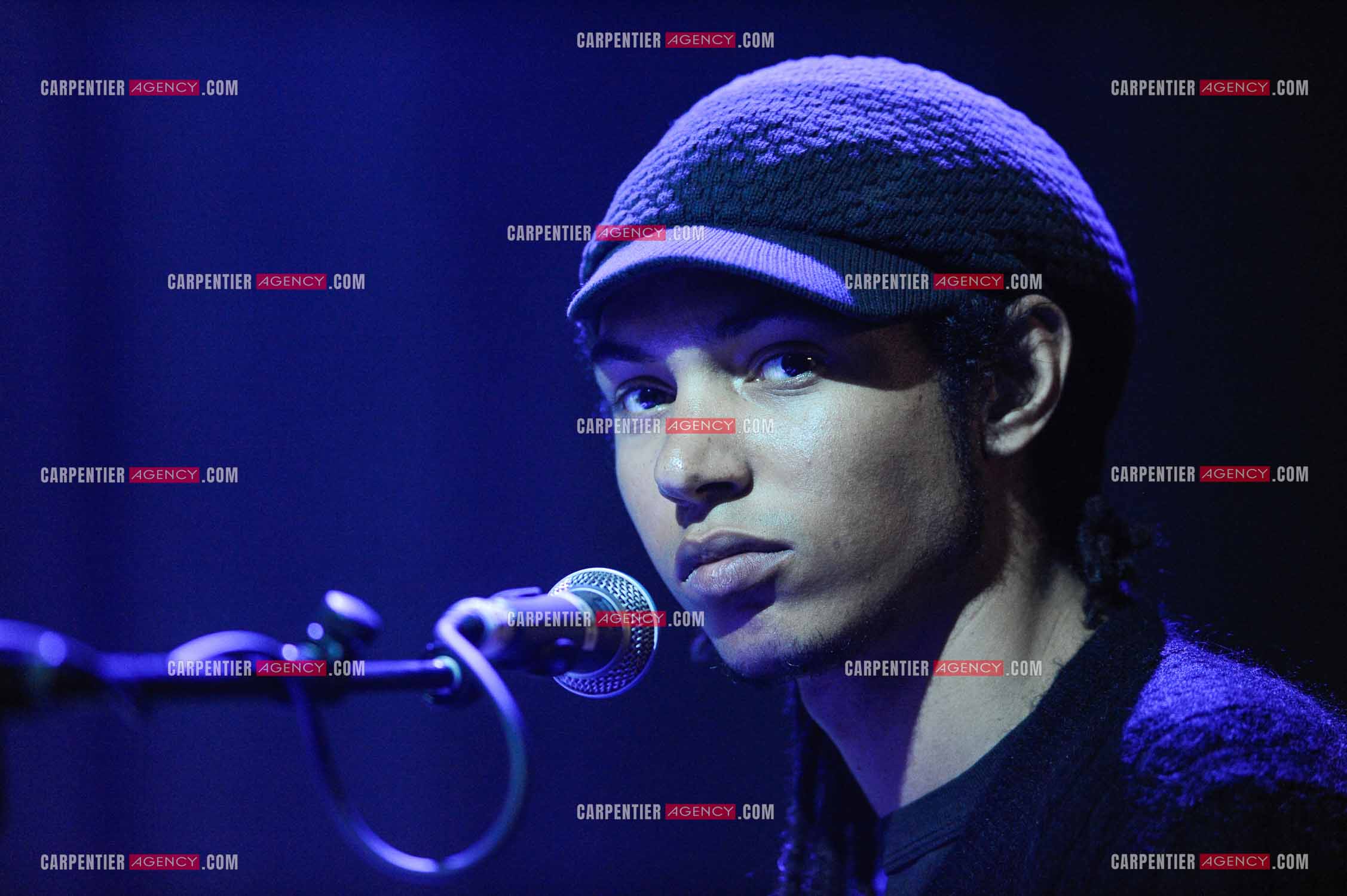 Paulo Goude le fils de la chanteuse Grace Jones en concert avec sa mère.   ( Exclusif )