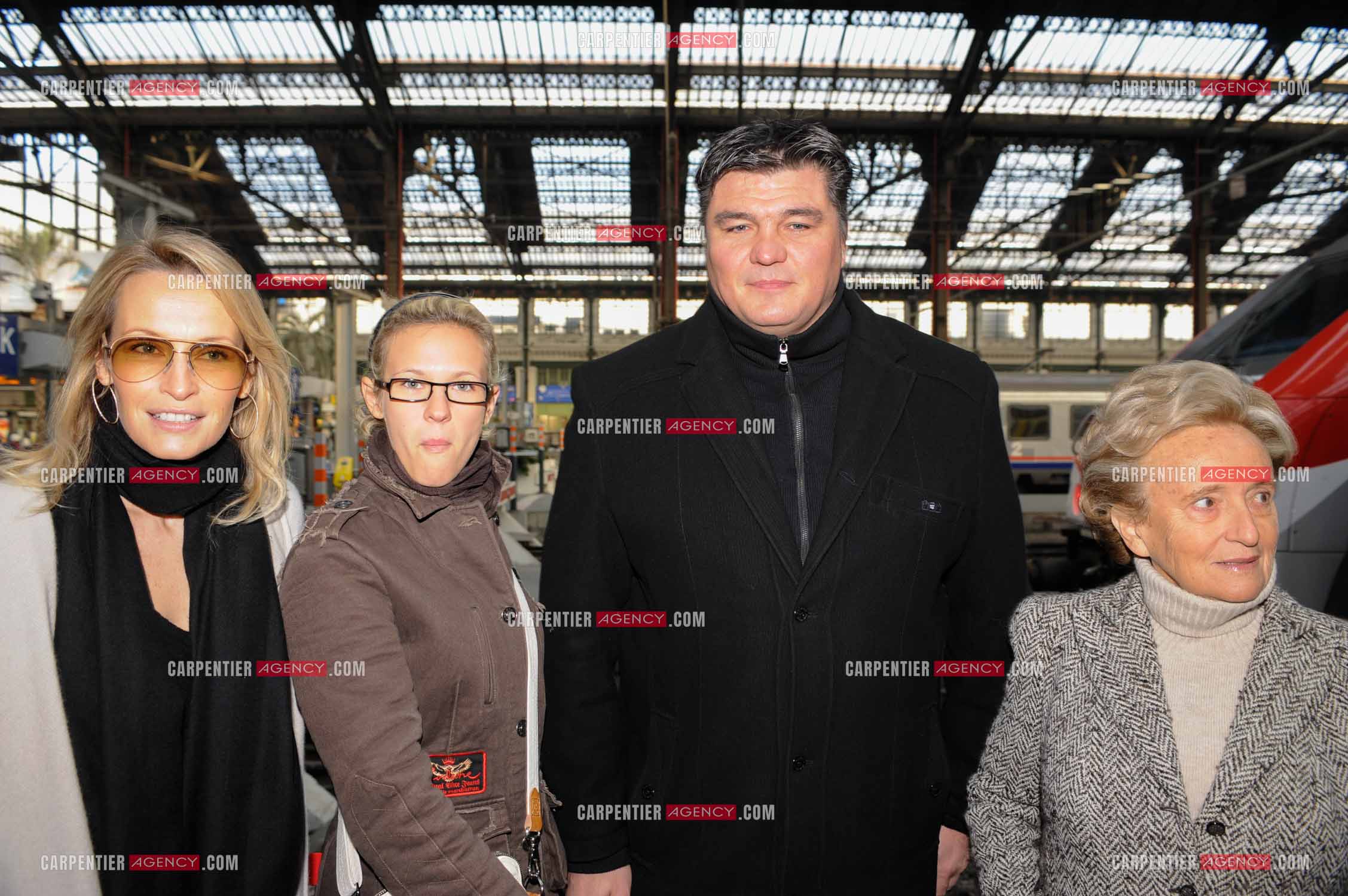 Présentation de l'opération “ PIÈCES JAUNES “ à la gare de Lyon en présence de la première dame Bernadette Chirac, Estelle Lefébure, la chanteuse Lorie et le judoka David Douillet.