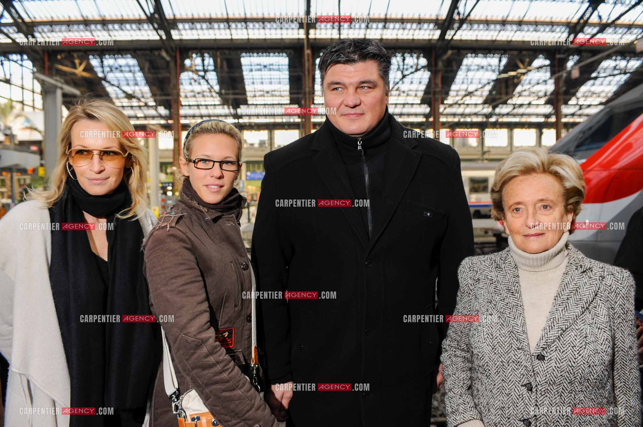 Présentation de l'opération “ PIÈCES JAUNES “ à la gare de Lyon en présence de la première dame Bernadette Chirac, Estelle Lefébure, la chanteuse Lorie Pester et le judoka David Douillet.   ( Exclusif )