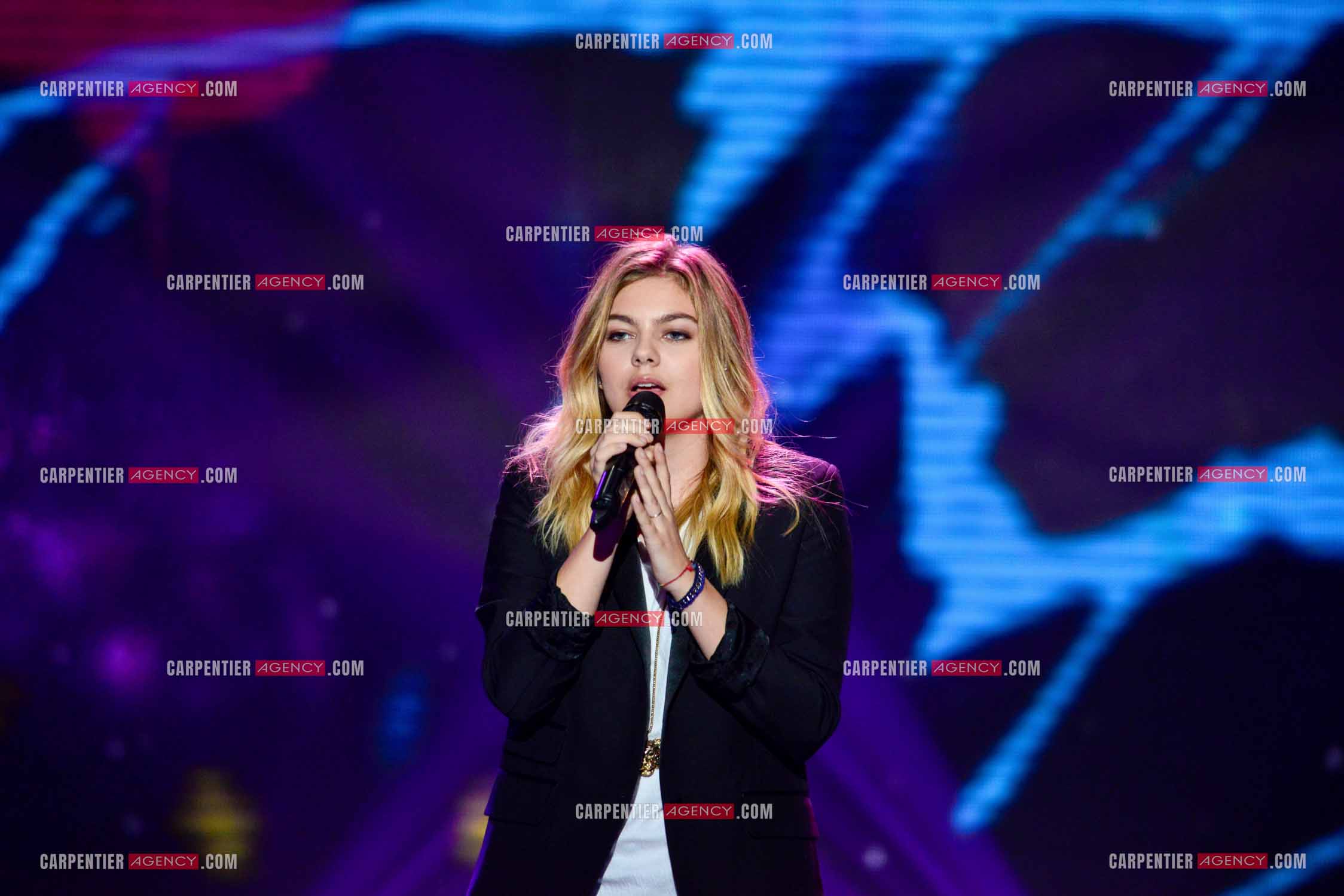 La chanteuse Anne Peichert dit LOUANE en concert.