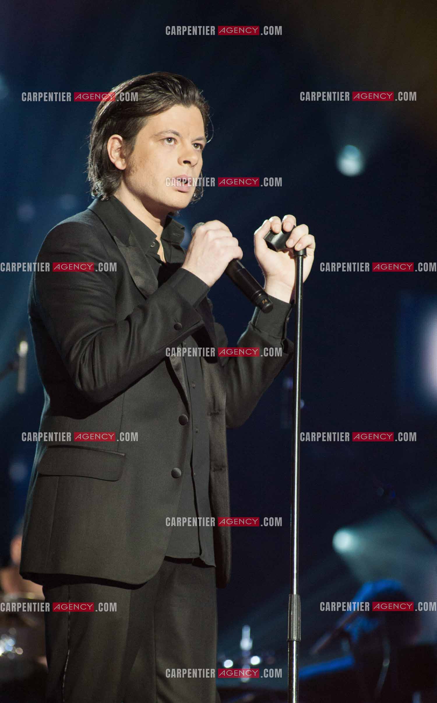 Le chanteur BENJAMIN BIOLAY aux Victoires de la musique 2010 au Zénith de Paris.