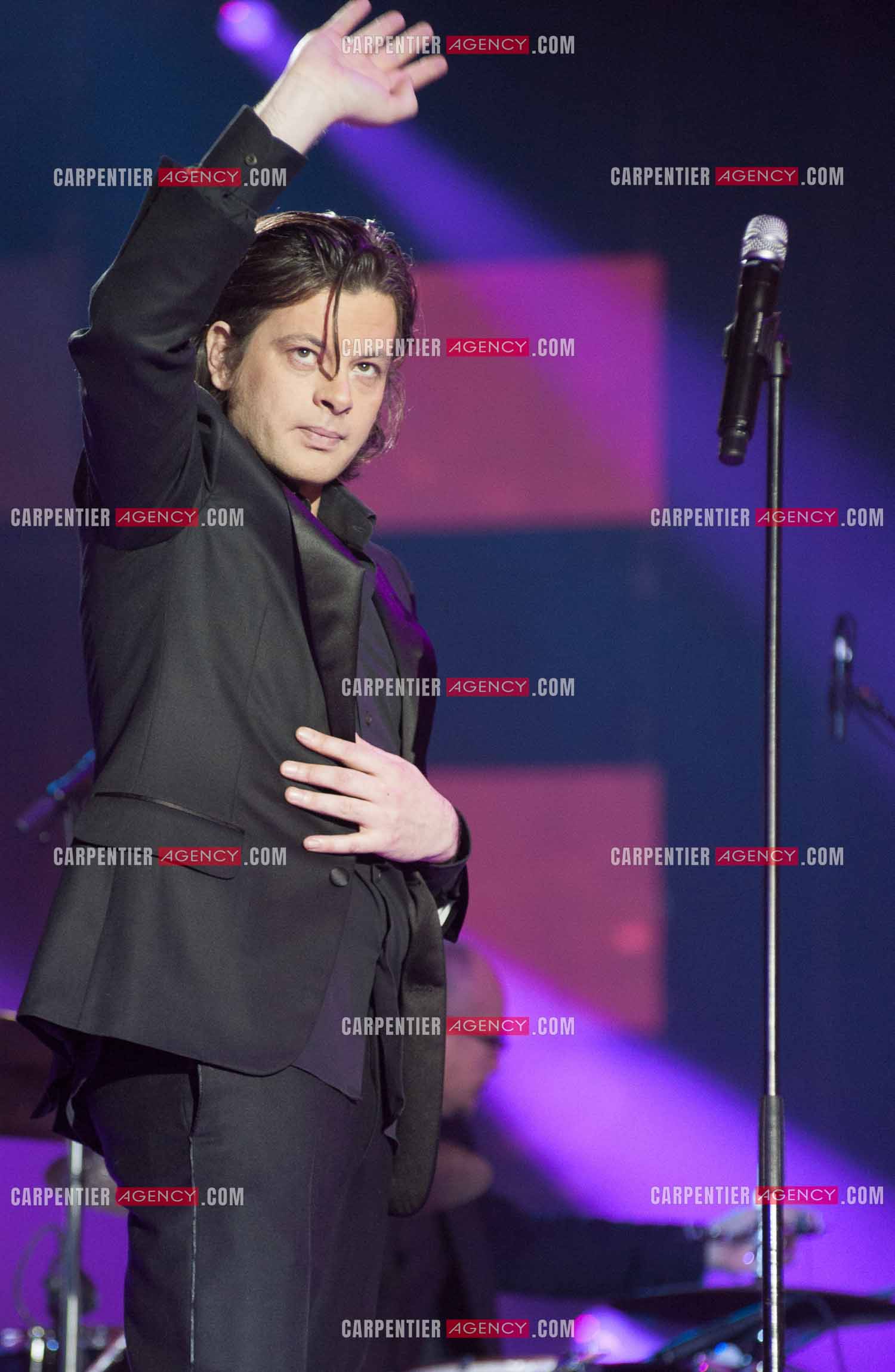 Le chanteur BENJAMIN BIOLAY aux Victoires de la musique 2010 au Zénith de Paris.