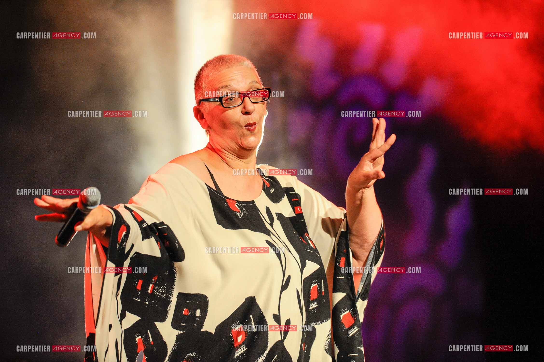 La chanteuse Claudie Fritsch-Mentrop dit Desireless en concert lors de la tournée Stars 80.