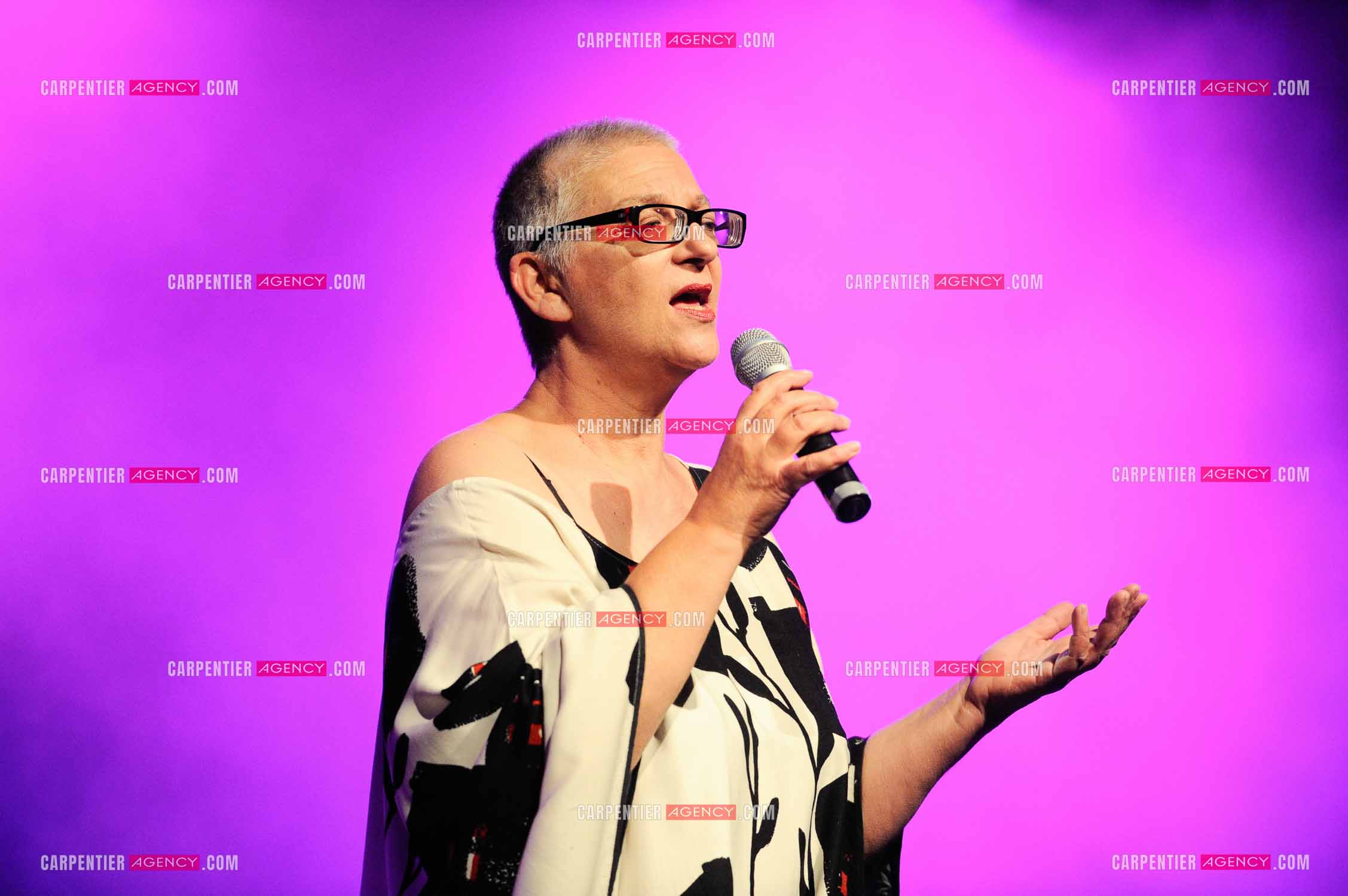 La chanteuse Claudie Fritsch-Mentrop dit Desireless en concert lors de la tournée Stars 80.