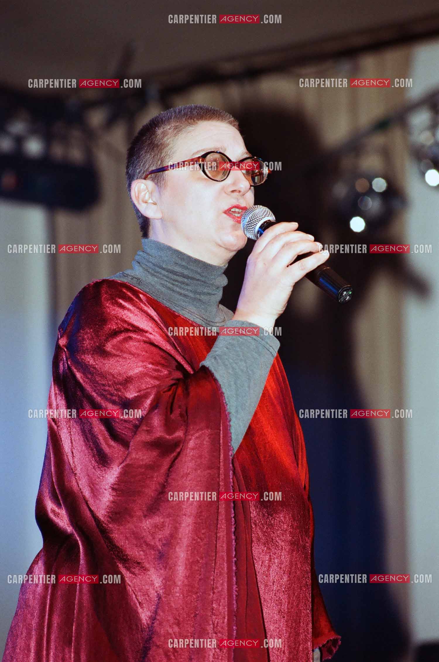 Festival de “La Rose D'Or d'Antibes“ en 1995. La chanteuse Claudie Fritsch dit Desireless.  ( Exclusif )