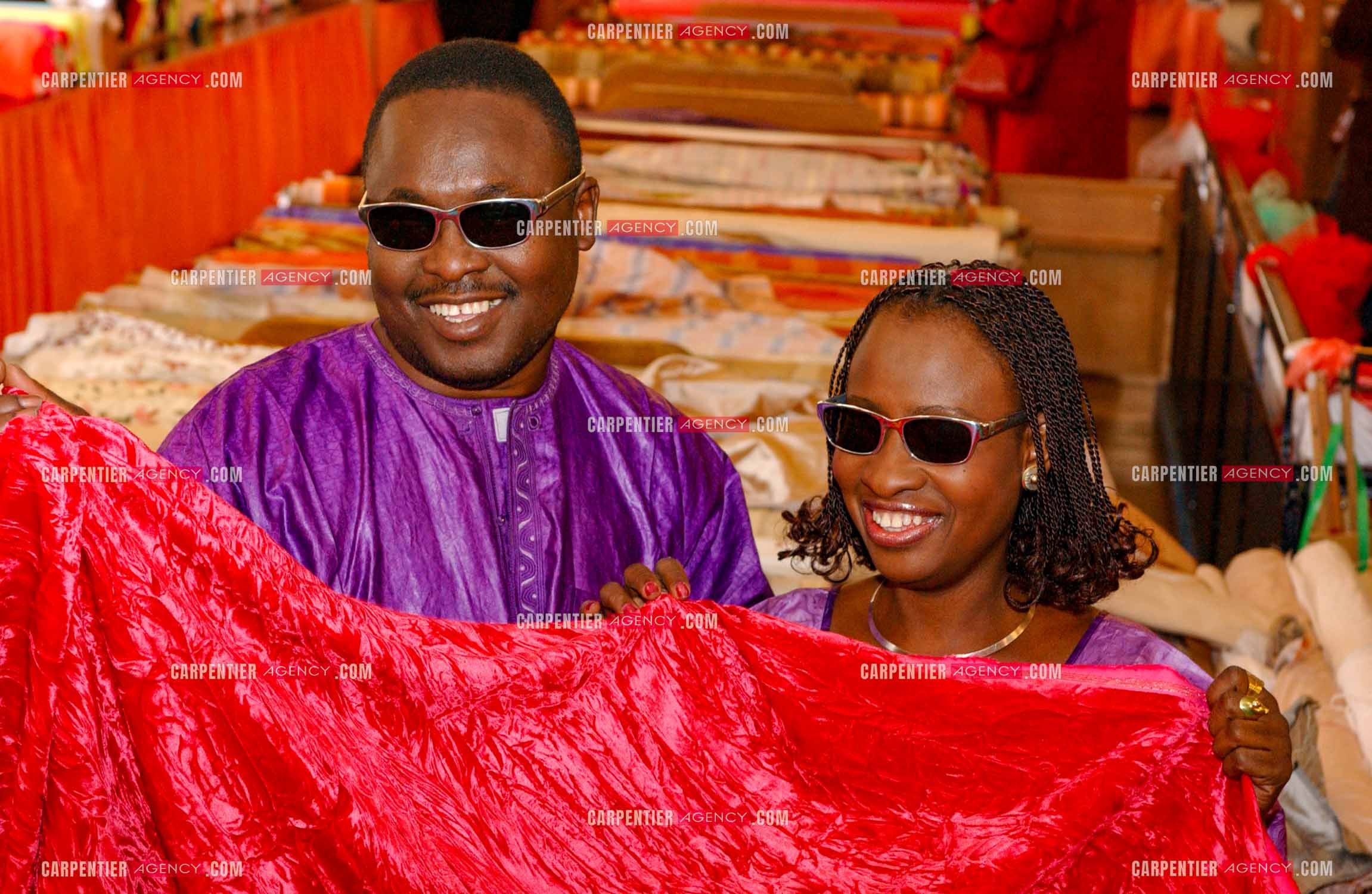 Le couple de chanteurs maliens aveugles Amadou Bagayoko et sa femme Mariam Doumbia lors d'un reportage photo à Paris.  ( Exclusif )