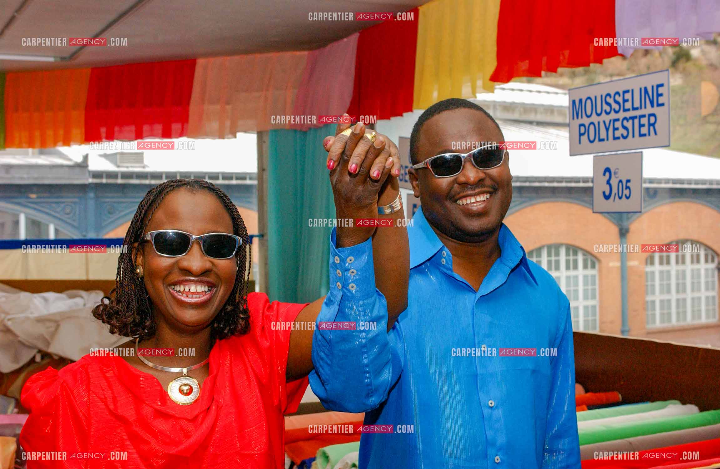 Le couple de chanteurs maliens aveugles Amadou Bagayoko et sa femme Mariam Doumbia lors d'un reportage photo à Paris.  ( Exclusif )