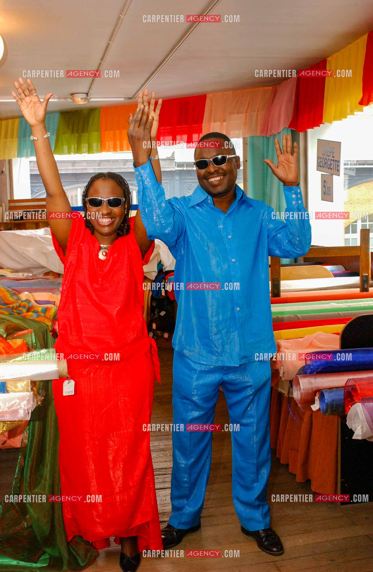 Le couple de chanteurs maliens aveugles Amadou Bagayoko et sa femme Mariam Doumbia lors d'un reportage photo à Paris.  ( Exclusif )