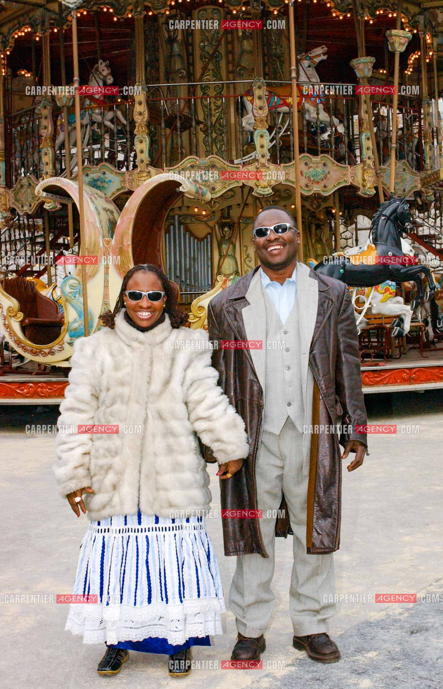 Le couple de chanteurs maliens aveugles Amadou Bagayoko et sa femme Mariam Doumbia lors d'un reportage photo à Paris.  ( Exclusif )