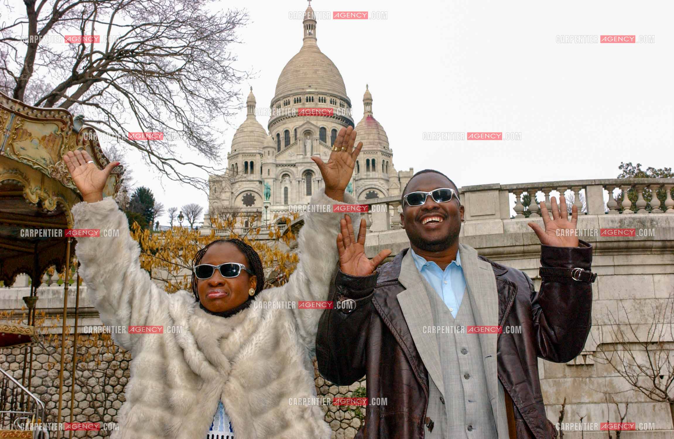 Le couple de chanteurs maliens aveugles Amadou Bagayoko et sa femme Mariam Doumbia lors d'un reportage photo à Paris.  ( Exclusif )