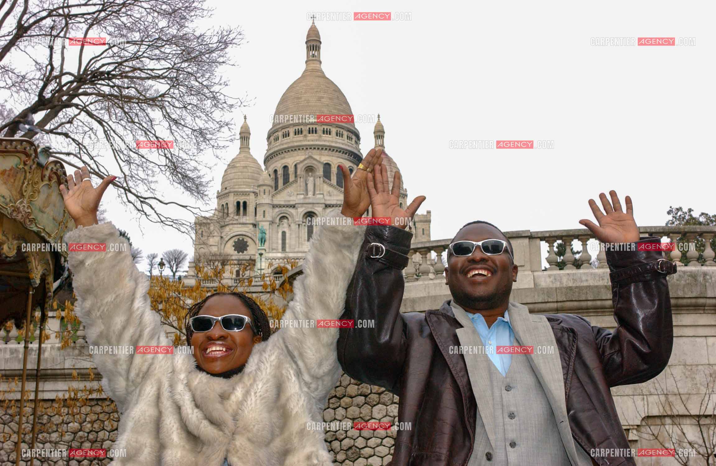 Le couple de chanteurs maliens aveugles Amadou Bagayoko et sa femme Mariam Doumbia lors d'un reportage photo à Paris.  ( Exclusif )
