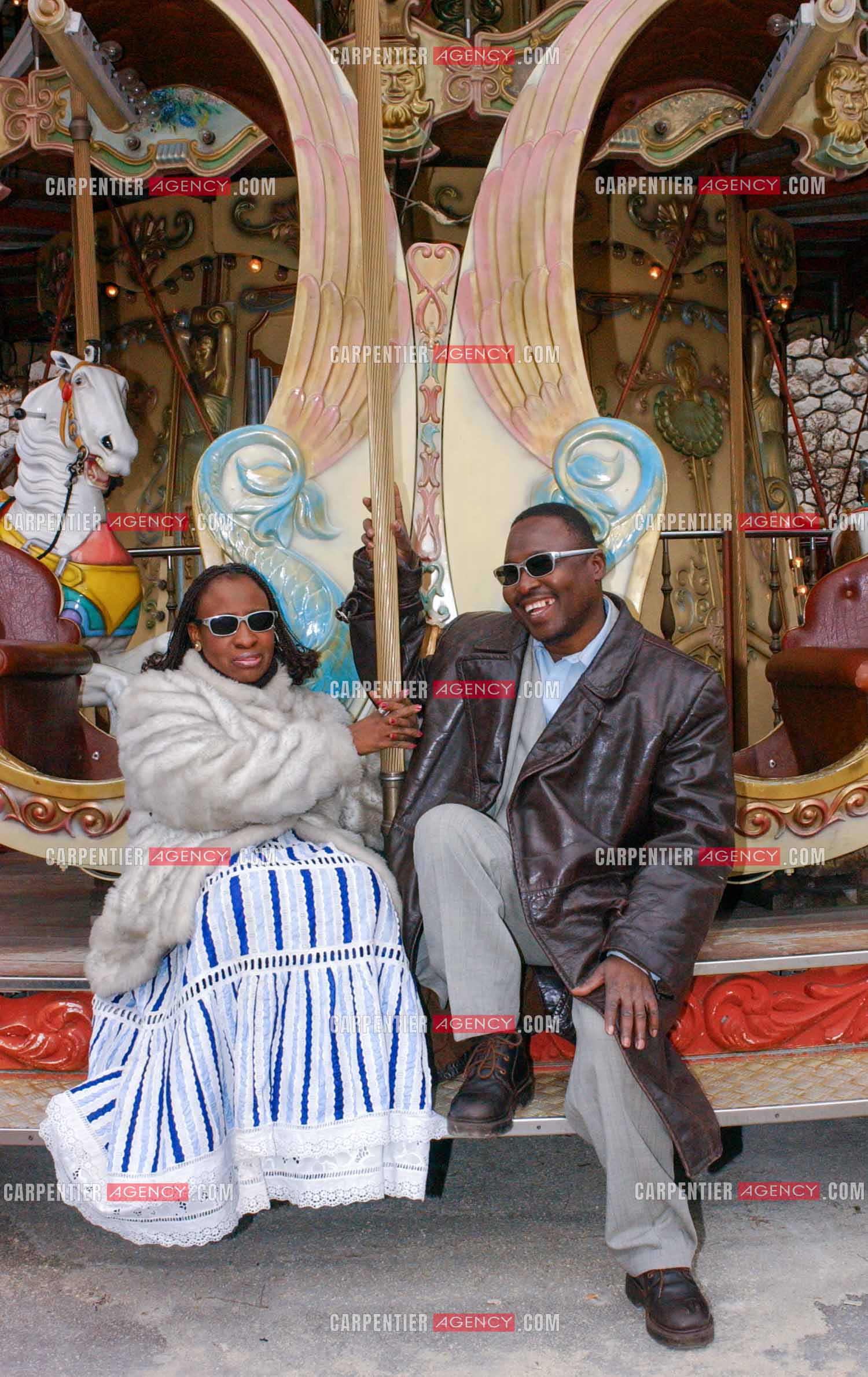 Le couple de chanteurs maliens aveugles Amadou Bagayoko et sa femme Mariam Doumbia lors d'un reportage photo à Paris.  ( Exclusif )
