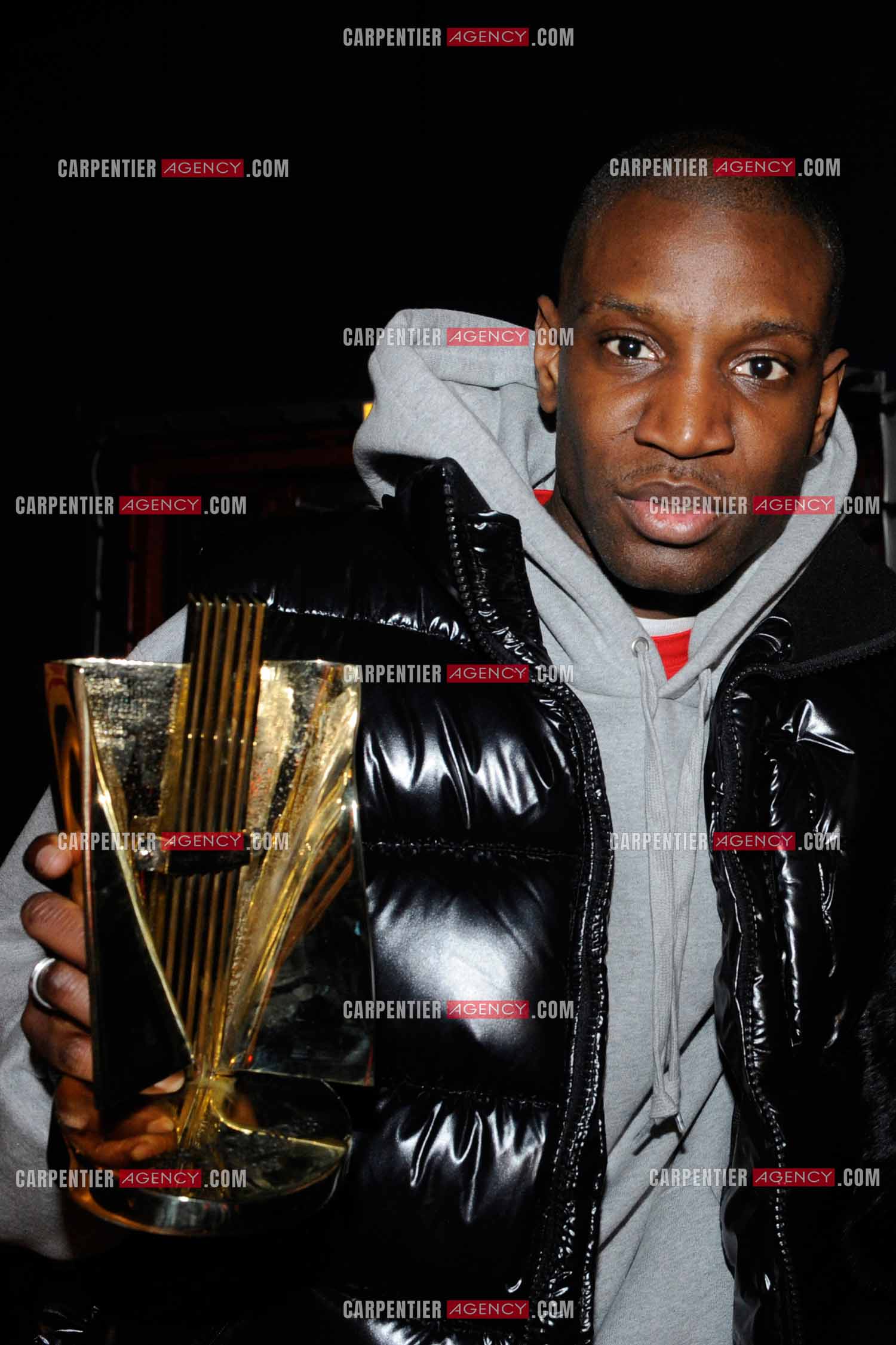 Abd Al Malik recoit la Victoire de la Musique 2009 pour l'album de musique urbaine de l'annee pour l'album Dante. ( Exclusif )