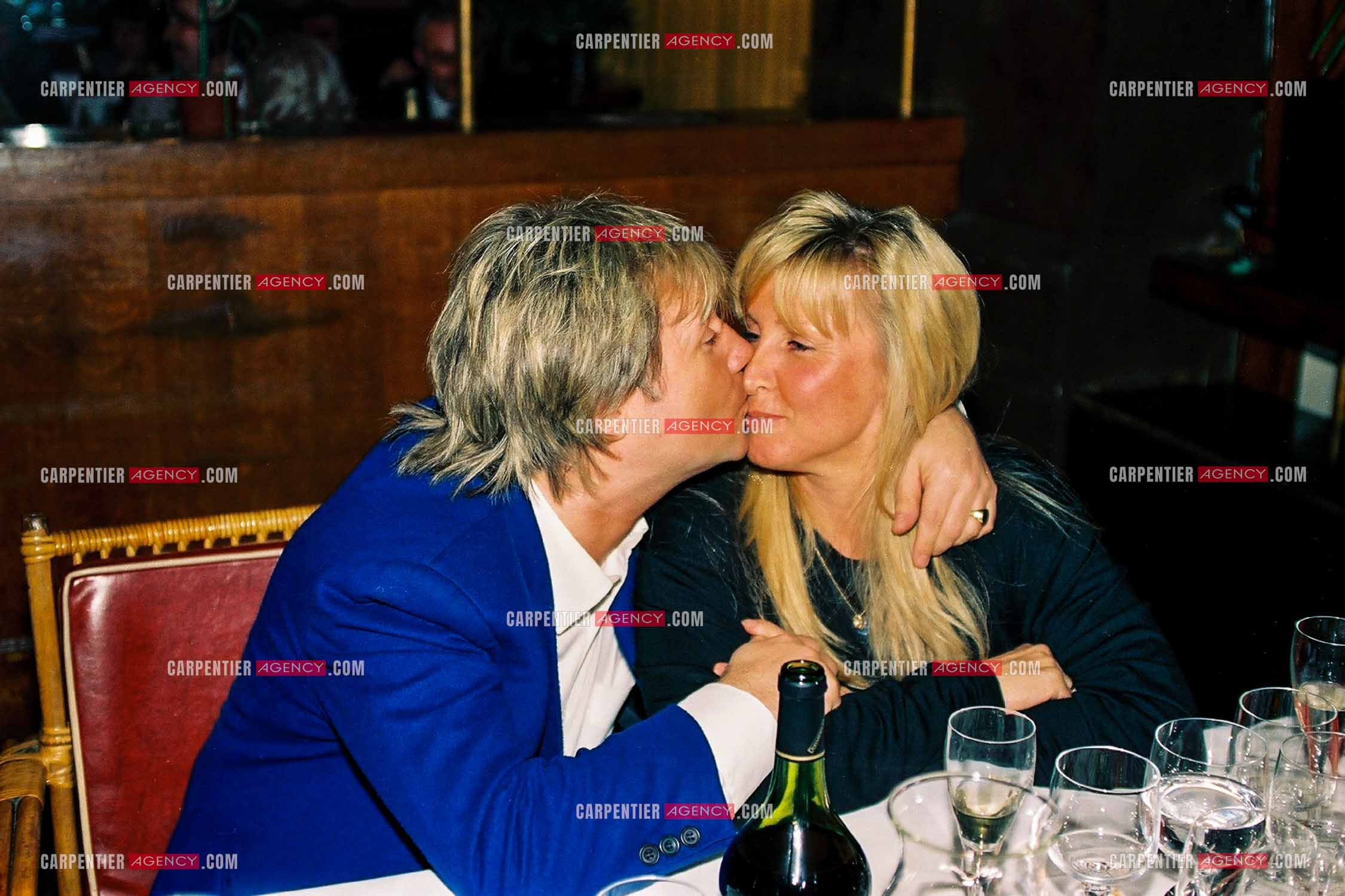 Le chanteur C.Jérôme et son épouse Annette lors d'un dîner à Paris en 1992.  ( Exclusif )