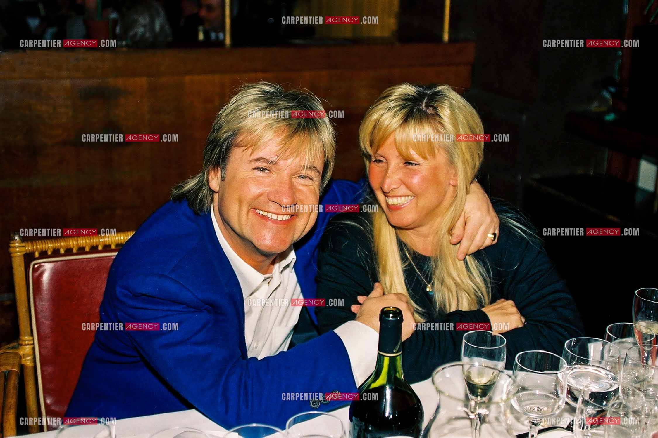 Le chanteur C.Jérôme et son épouse Annette lors d'un dîner à Paris en 1992.  ( Exclusif )